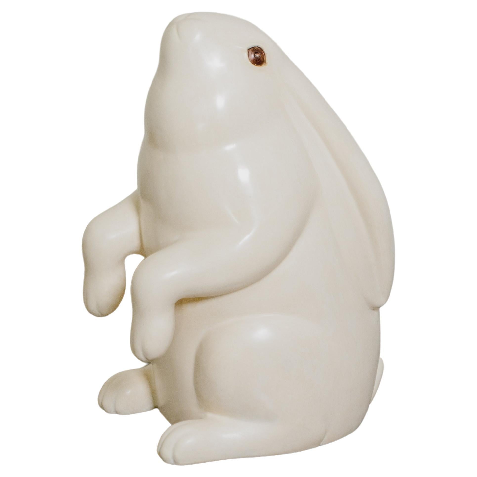 Escultura contemporánea de conejo sentado en laca crema de Robert Kuo