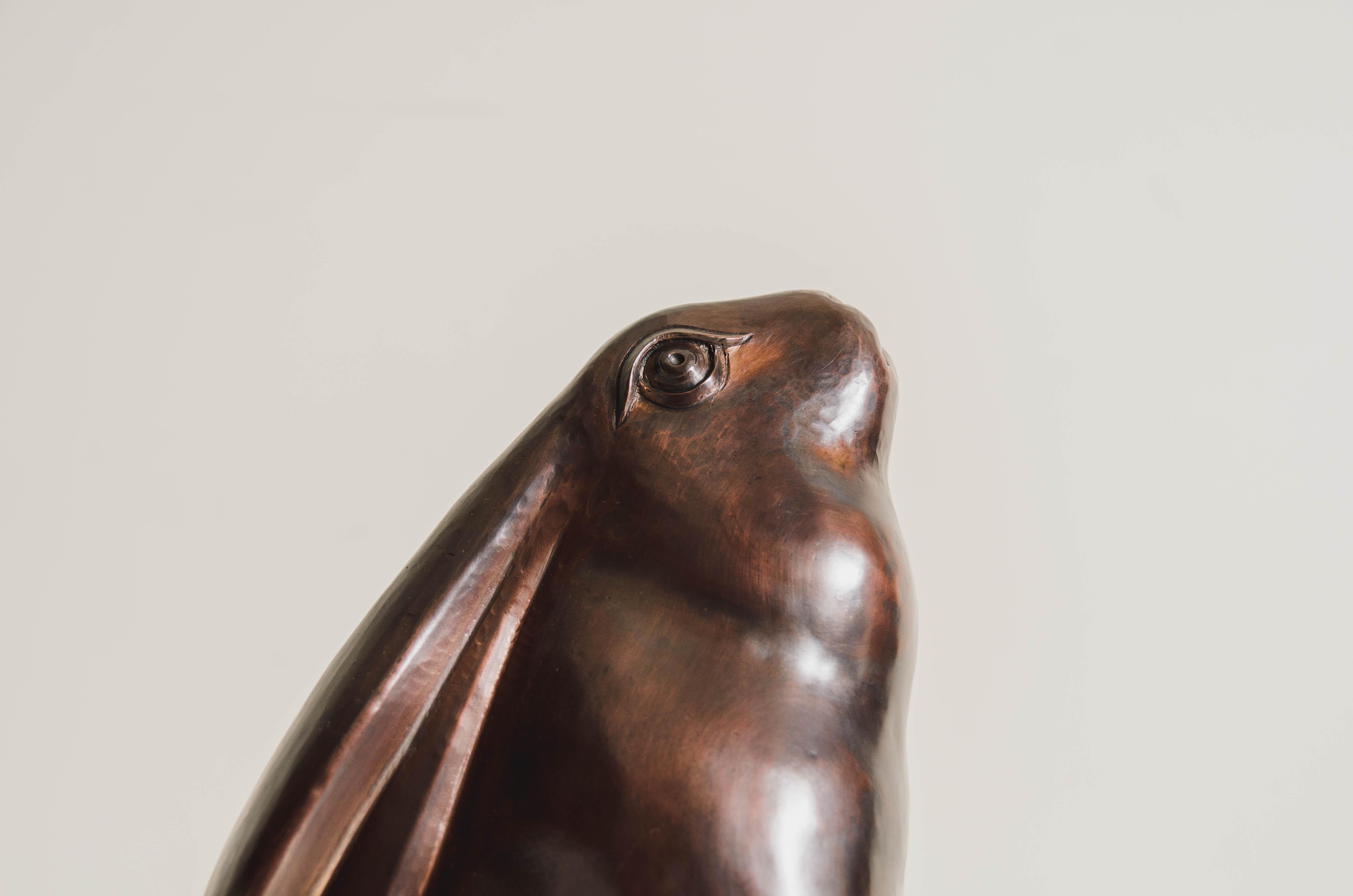 Zeitgenössische sitzende Kaninchenskulptur aus dunklem antikem Kupfer von Robert Kuo im Angebot 1