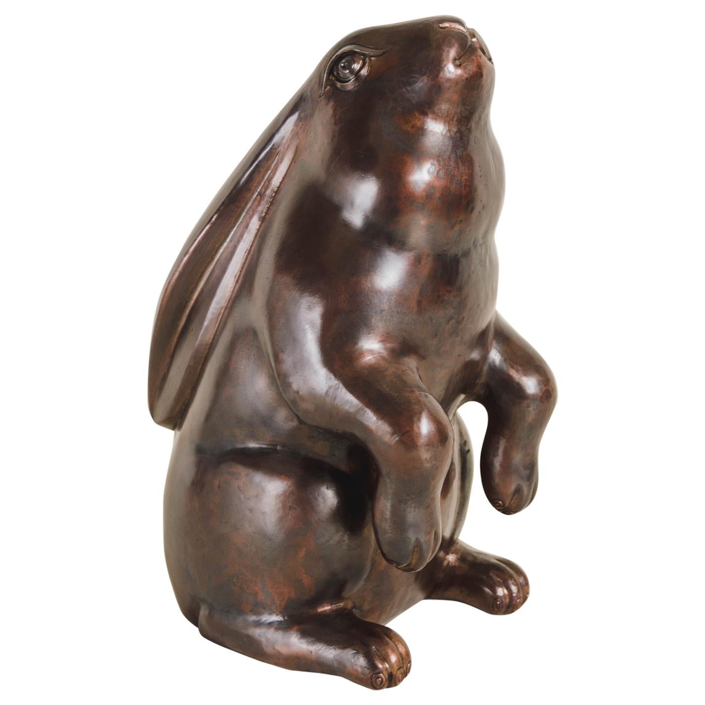 Sculpture contemporaine de lapin assis en cuivre ancien foncé de Robert Kuo