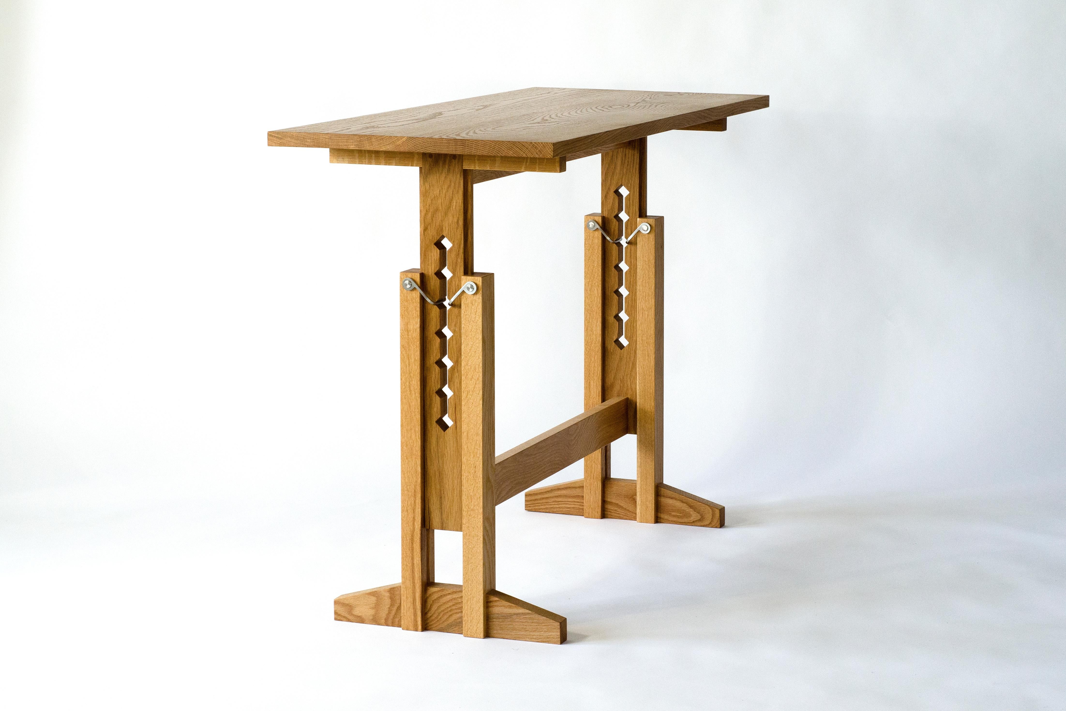 Le bureau de travail est la petite sœur de notre table de travail, une version contemporaine des tables de travail traditionnelles utilisées par les artistes et les designers depuis des siècles. Le choix de matériaux combiné à la construction