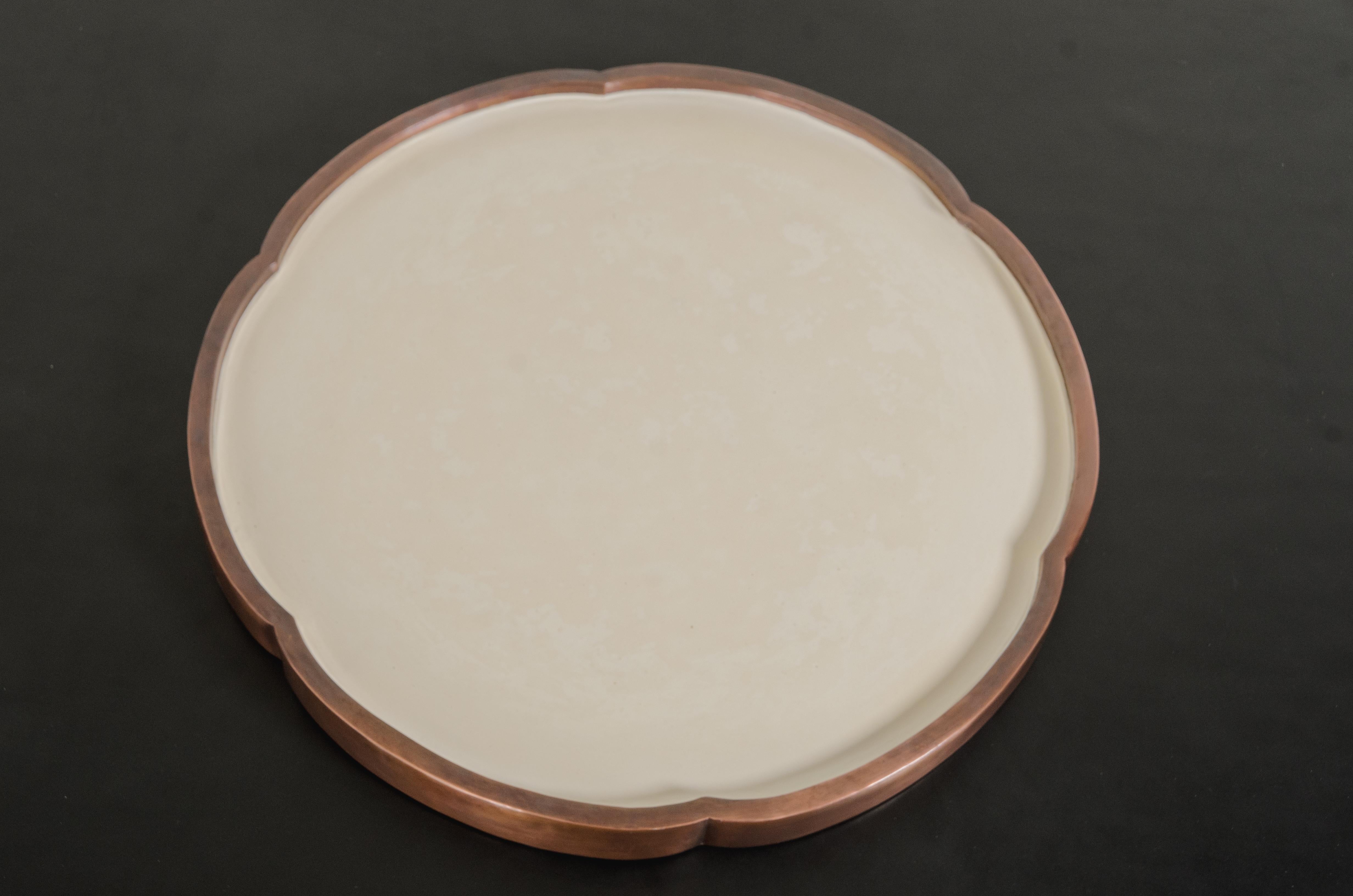 Sbalzo Vassoio contemporaneo a sei petali in lacca crema e rame anticato di Robert Kuo in vendita