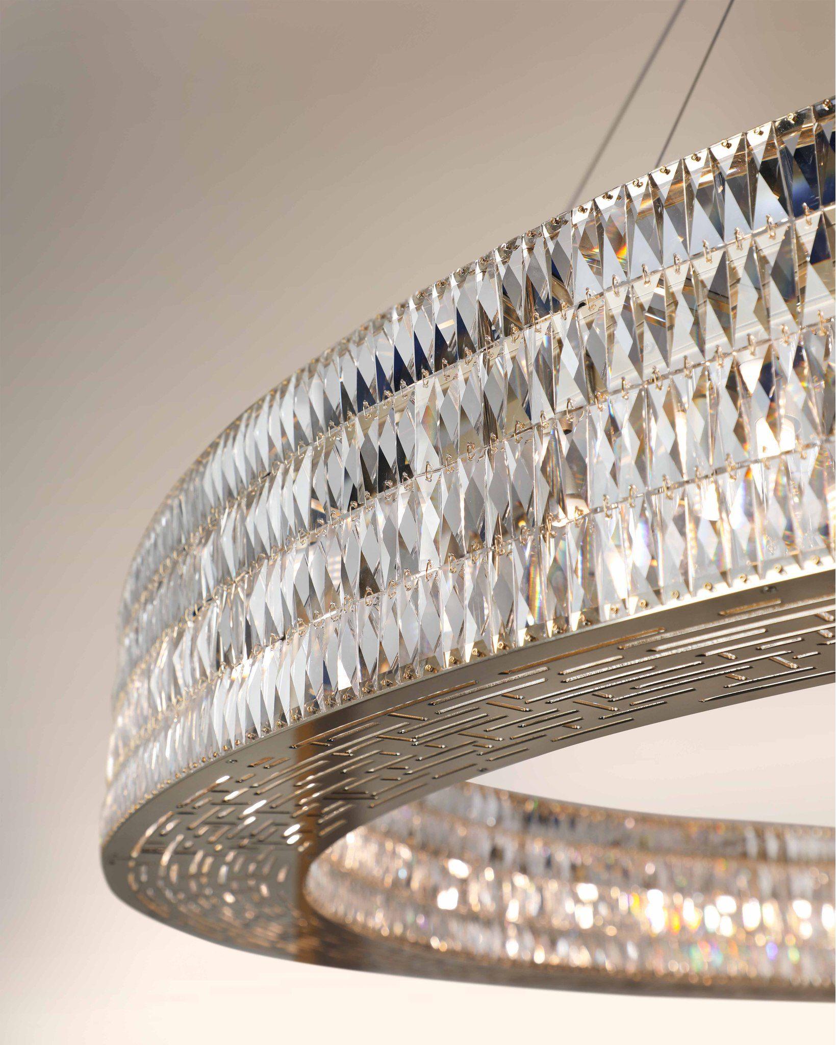 Minimalismo Elegante lampadario a sospensione circolare realizzato a mano con cristalli a due livelli placcato oro in vendita