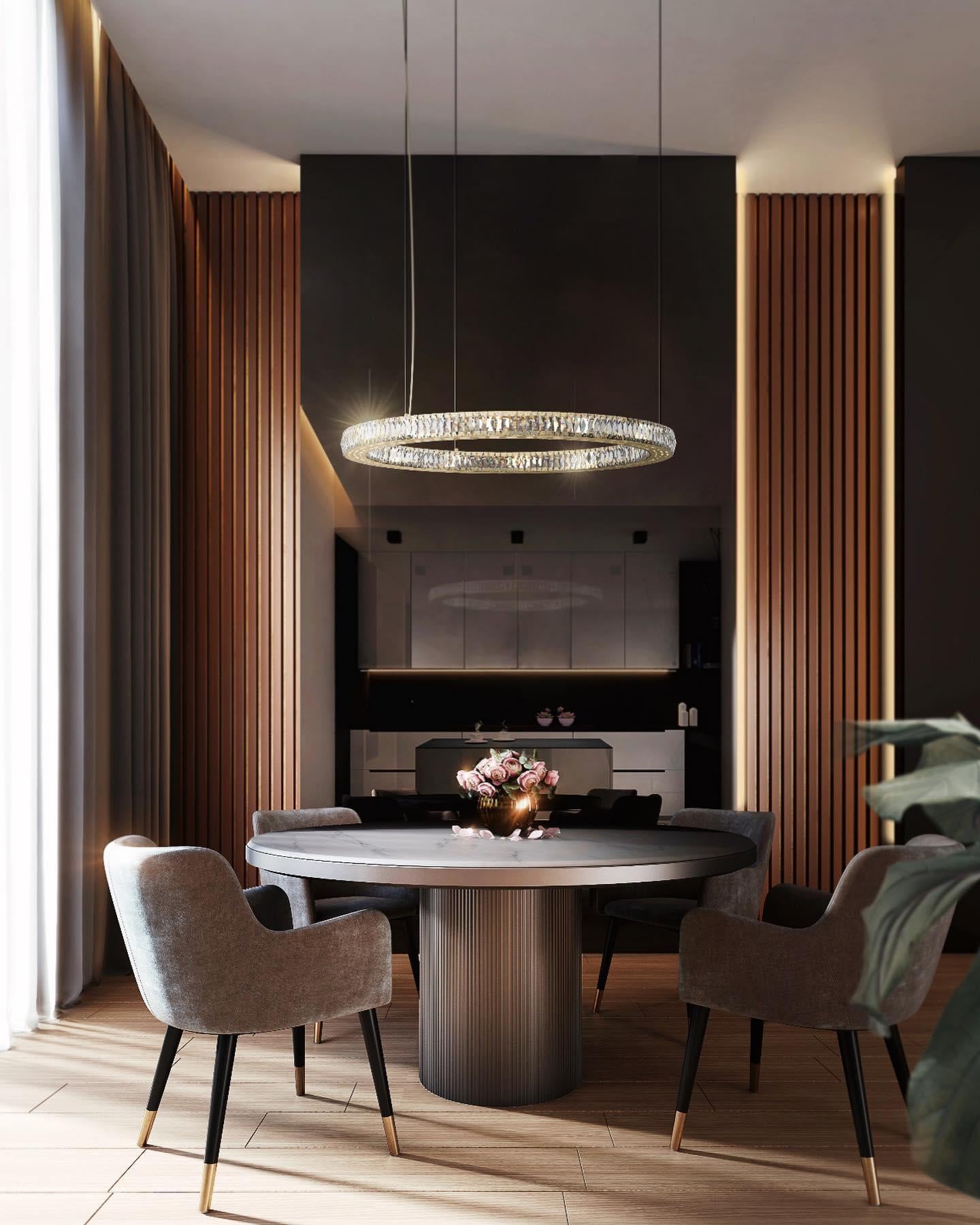 Europeo Elegante lampadario a sospensione circolare realizzato a mano con cristalli a due livelli placcato oro in vendita