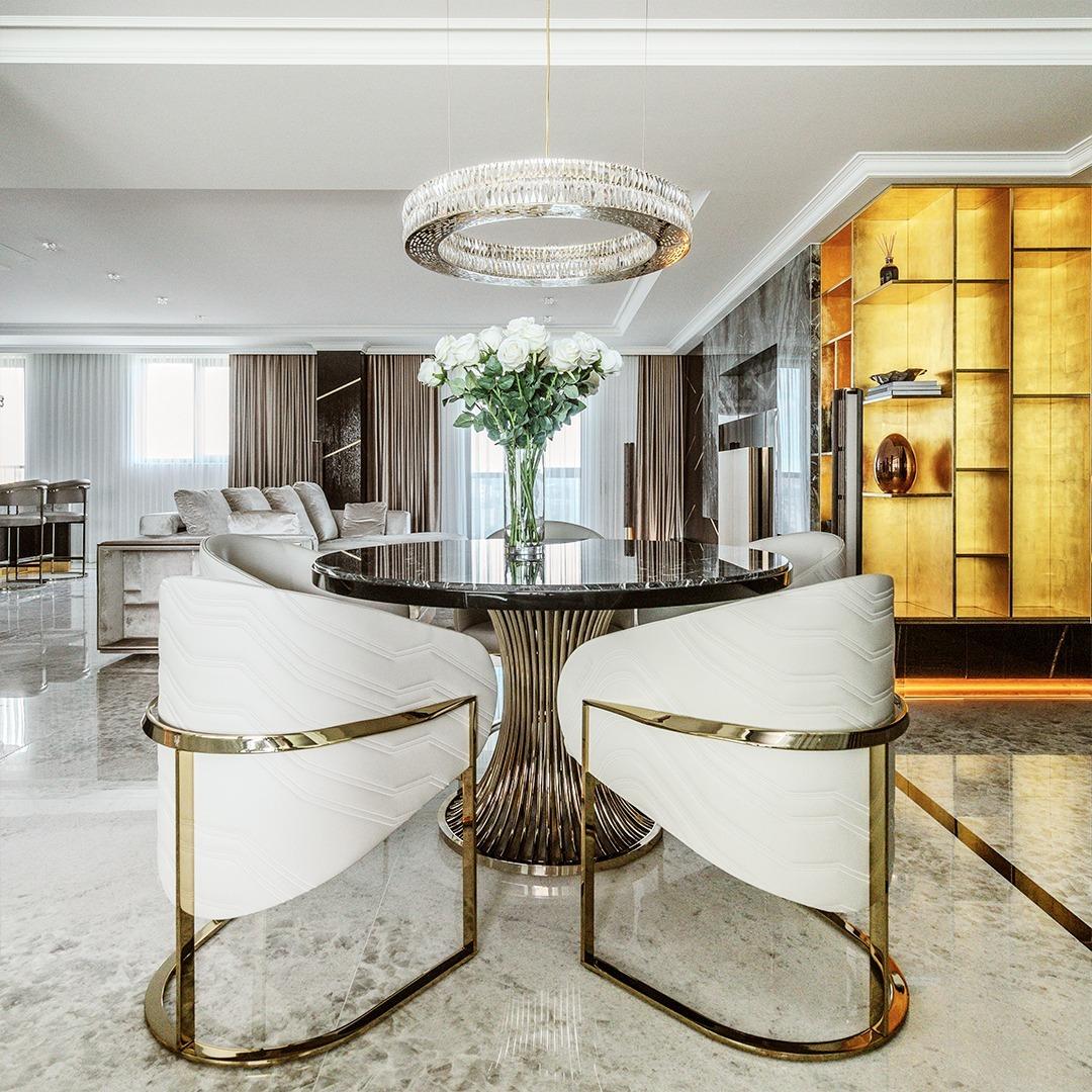 XXI secolo e contemporaneo Elegante lampadario a sospensione circolare realizzato a mano con cristalli a due livelli placcato oro in vendita