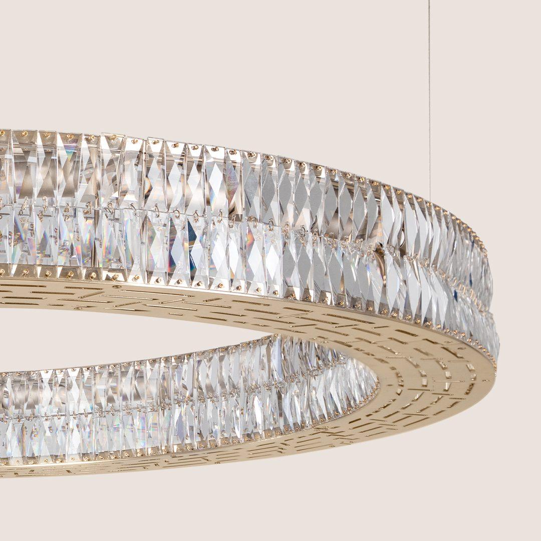 Elegante lampadario a sospensione circolare realizzato a mano con cristalli a due livelli placcato oro in vendita 1