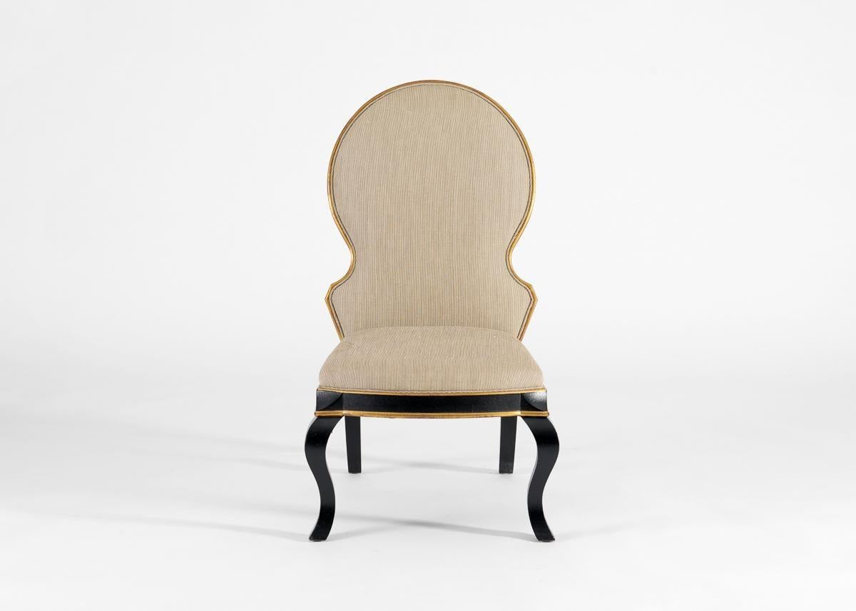 
Esta silla slipper presenta un respaldo alto y curvado que evoca un violín, con las patas haciéndose eco de estas curvas, en laca negra con reflejos dorados.

Aunque Thierry Despont (1948 - 2023) era más conocido por su práctica arquitectónica -por
