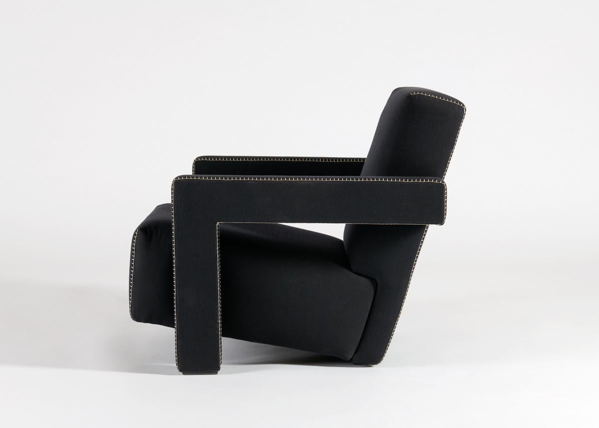 Basandosi sui suoi precedenti e iconici design - la sedia De stijl Red Blue degli anni '20 e la sedia Zig Zag degli anni '30 - Rietveld progettò la sedia Utrecht con un ulteriore livello di comfort. L'azienda italiana Cassina ha realizzato questa