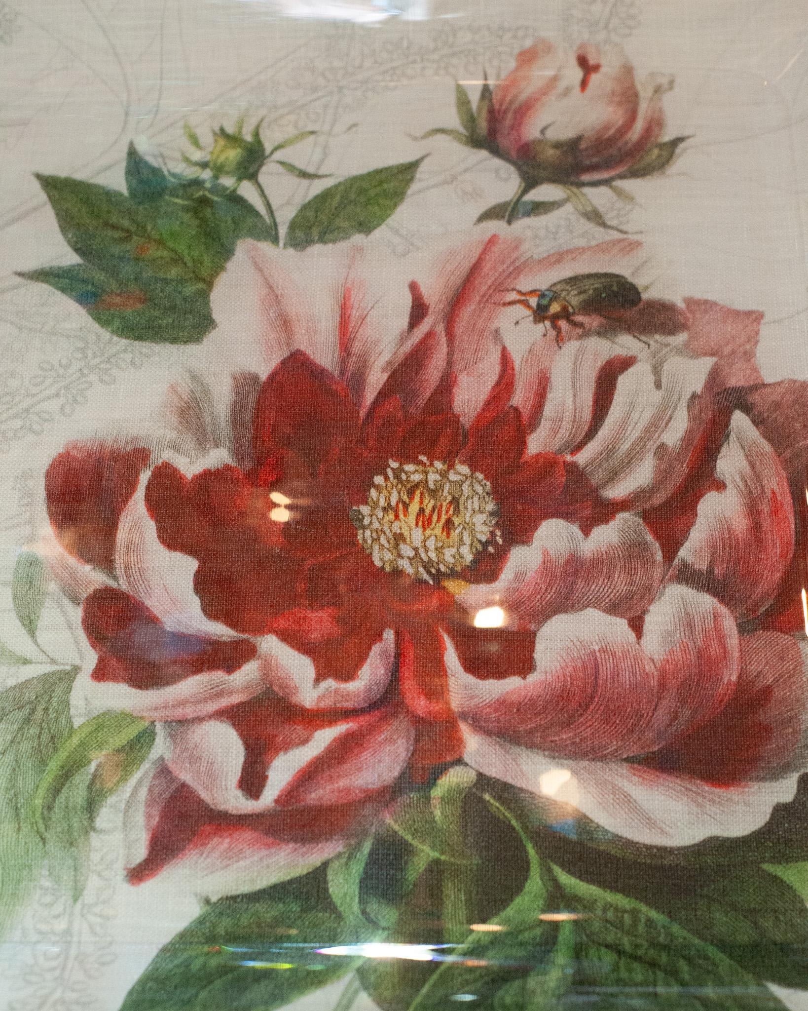 Pequeña bandeja para servir fabricada en acrílico y lino estampado con motivos florales. Fabricadas en Francia, estas bandejas florales para servir son un accesorio funcional y bonito. Con su brillo transparente y los refinados motivos del lino