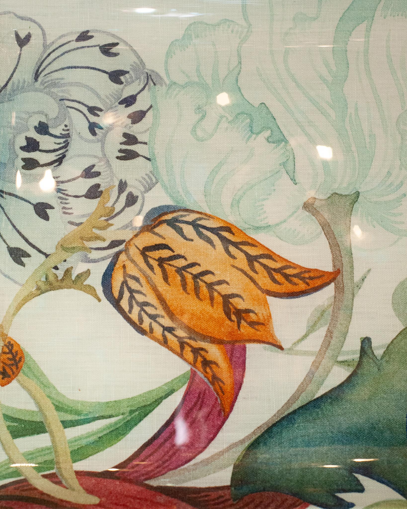 Pequeña bandeja para servir fabricada en acrílico y lino estampado con motivos florales. Fabricadas en Francia, estas bandejas florales para servir son un accesorio funcional y bonito. Con su brillo transparente y los refinados motivos del lino