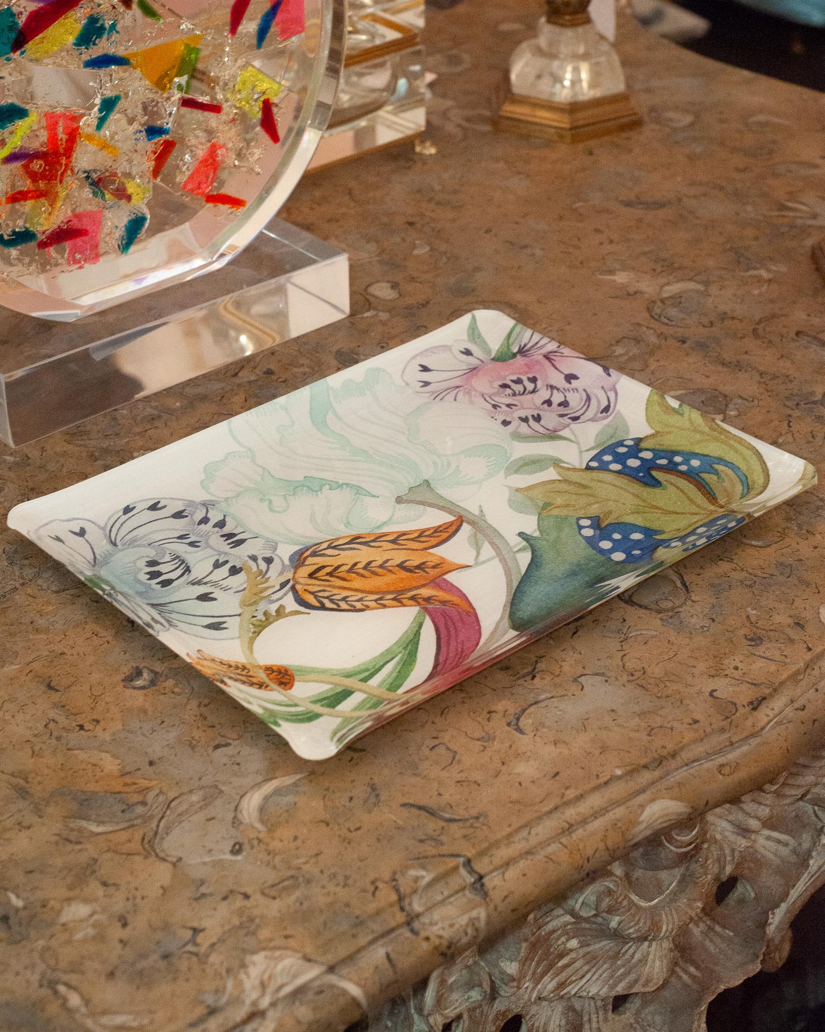 Bandeja Acrílica Contemporánea Pequeña para Servir con Estampado Floral de Lino Capturado en Nuevo estado para la venta en Toronto, ON