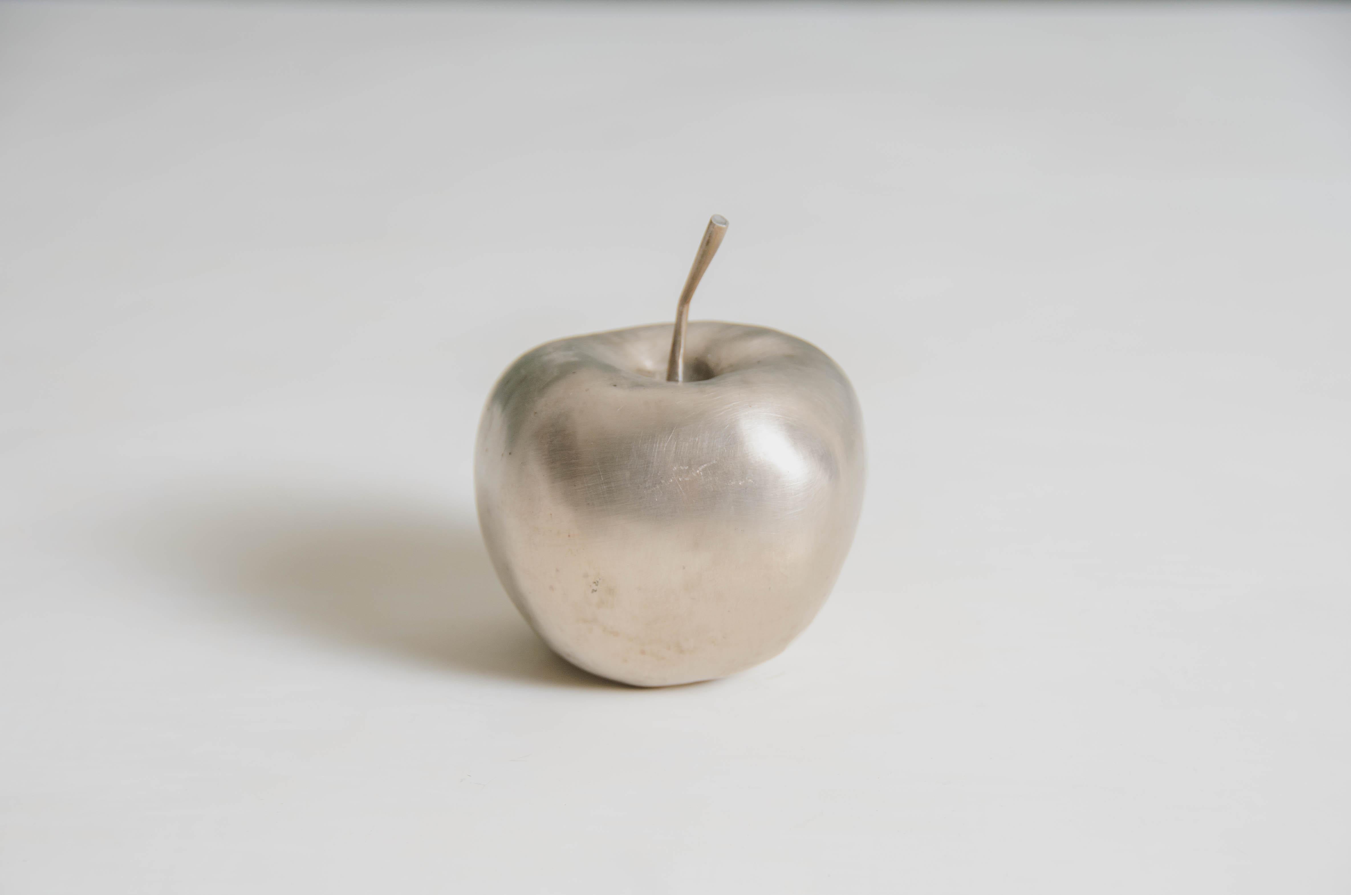 Sculpture de pomme
Bronze blanc
Repoussé à la main
Edition limitée
Chaque pièce est fabriquée individuellement et est unique. 
Le repoussé est l'art traditionnel qui consiste à marteler à la main un relief décoratif sur une feuille de métal. La
