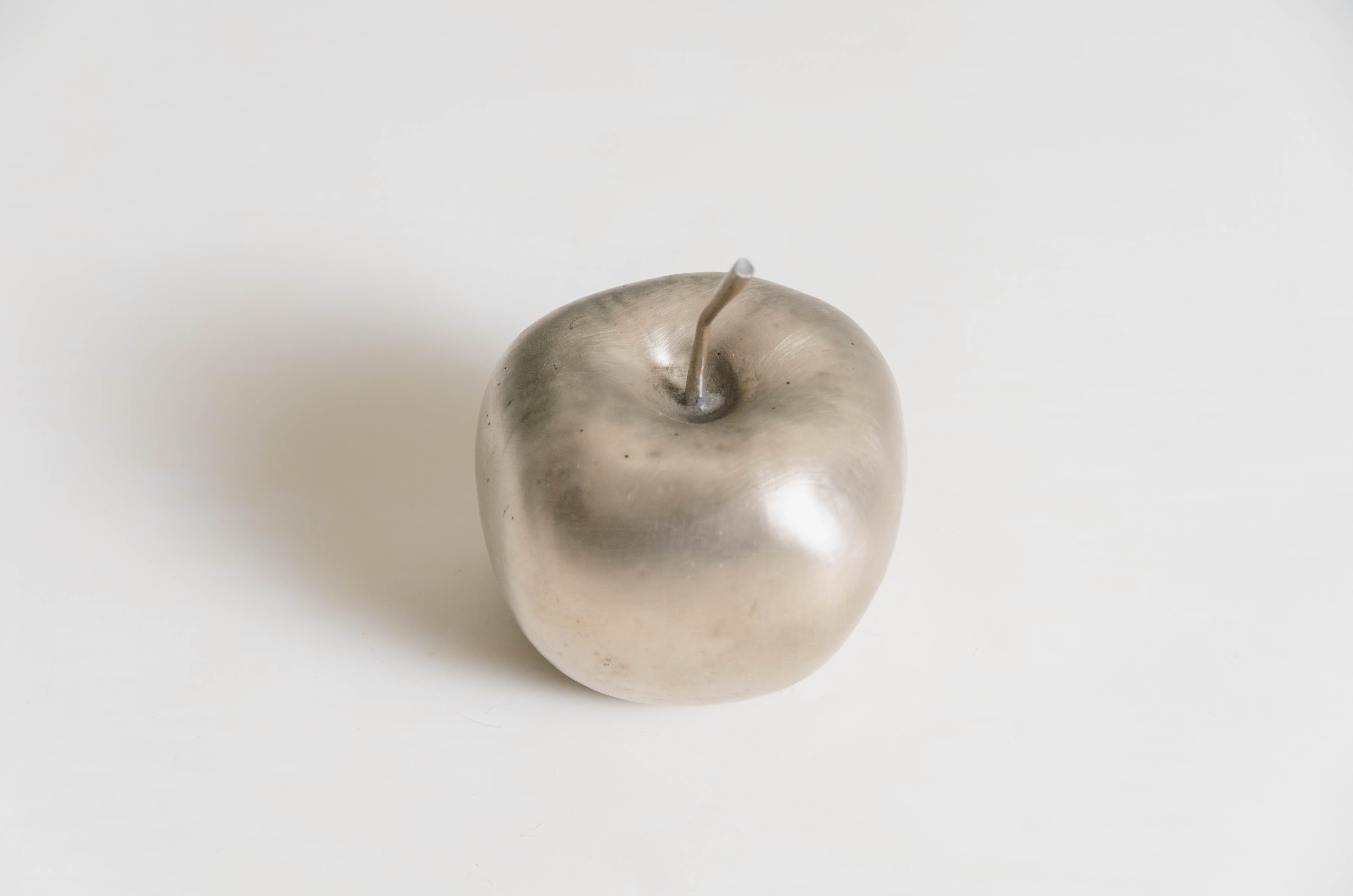 Minimaliste Sculpture contemporaine de petite pomme en bronze blanc par Robert Kuo en vente