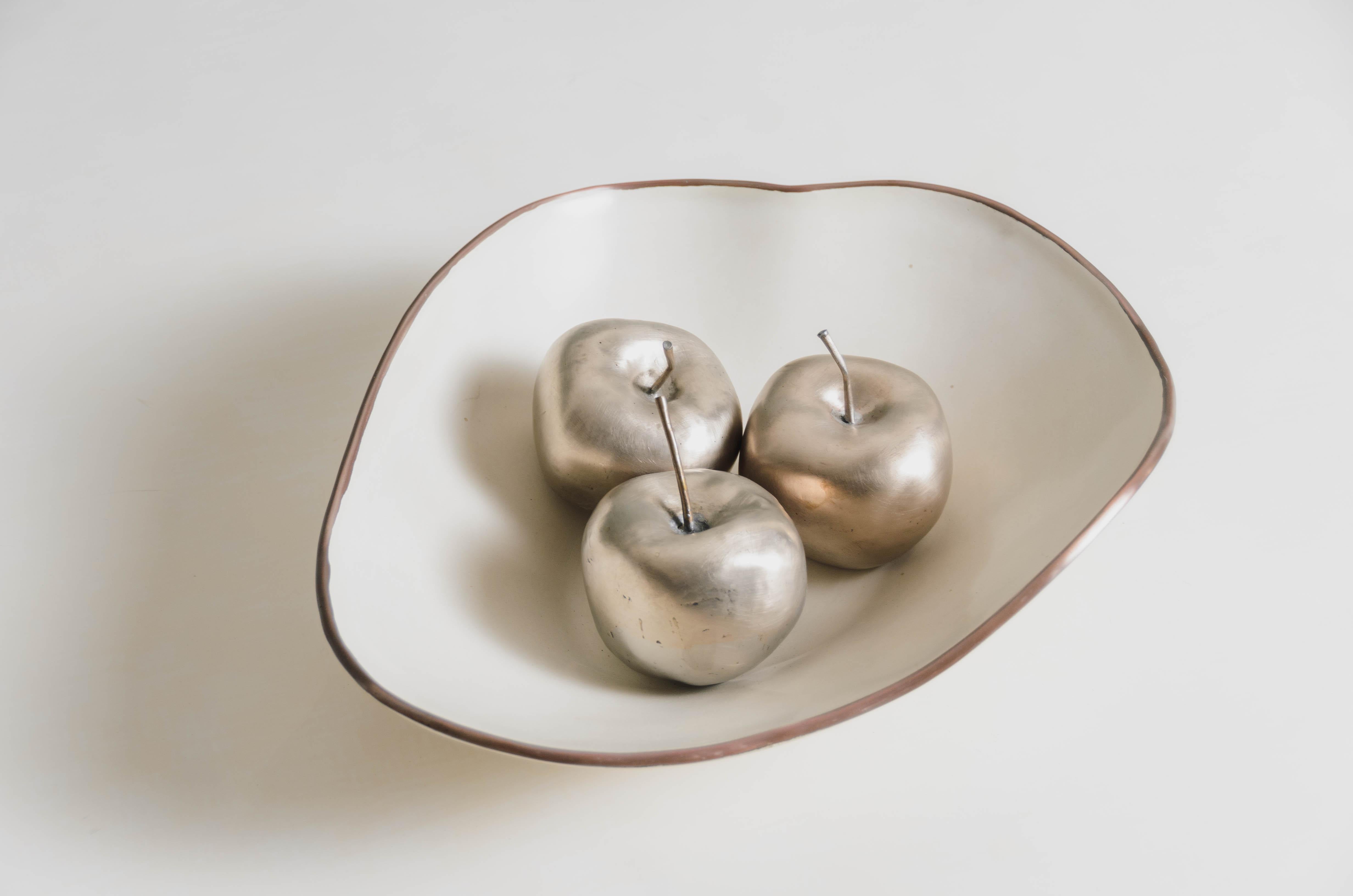 Zeitgenössische kleine Apfel-Skulptur aus weißer Bronze von Robert Kuo (Repoussé) im Angebot