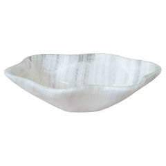 Petit bol contemporain en onyx sculpté à la main, de forme libre, avec bandes