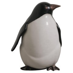 Petit pingouin contemporain en laque noire et crème par Robert Kuo, Limited