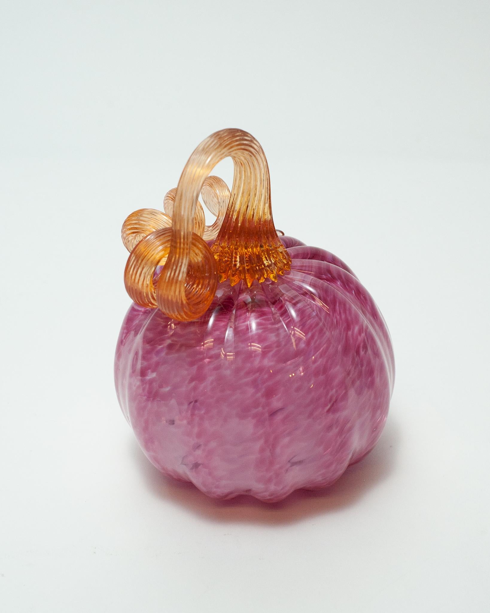 Zeitgenössische kleine rosafarbene Pumpkin-Skulptur aus mundgeblasenem Glas (Kanadisch) im Angebot