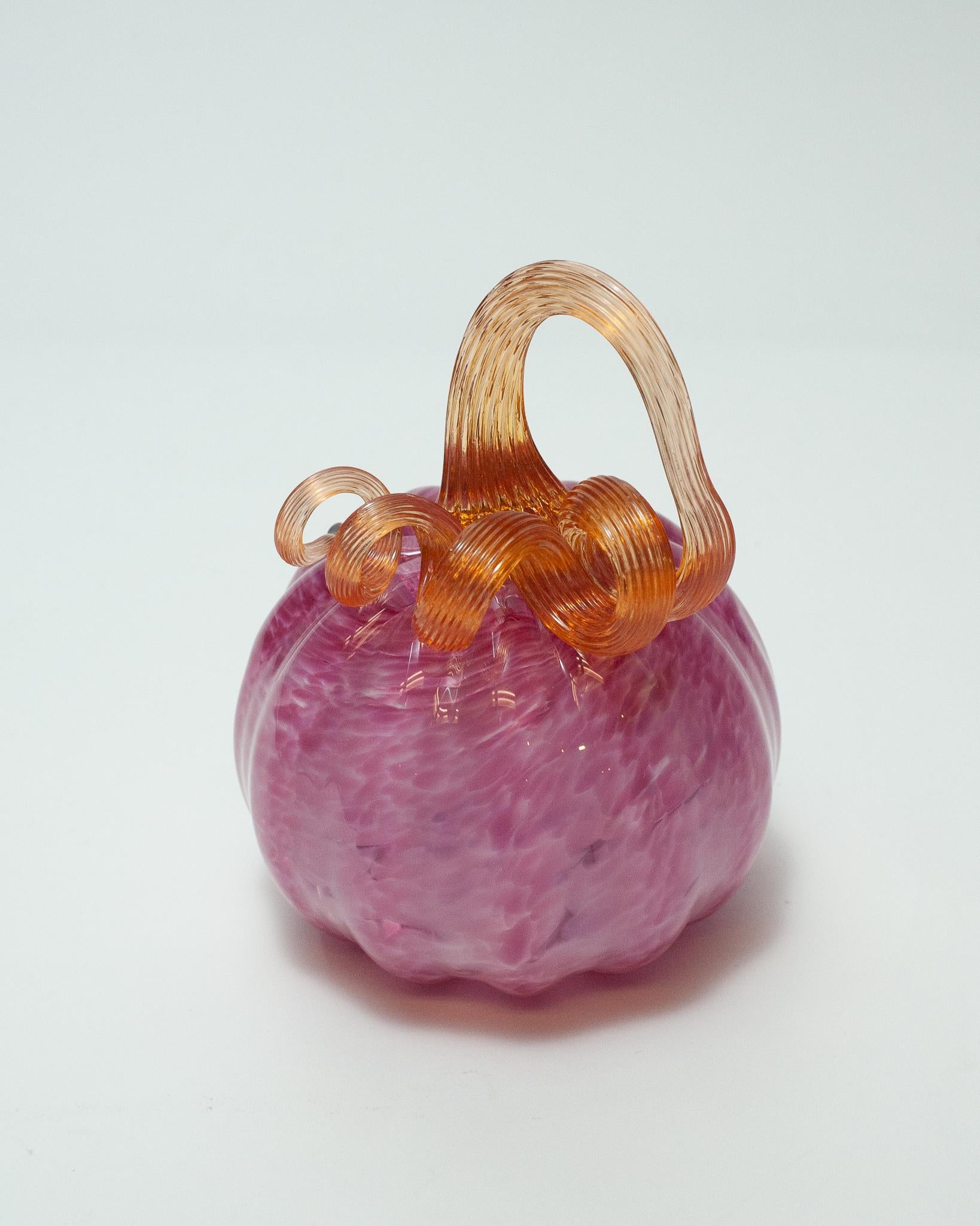 XXIe siècle et contemporain Petite sculpture contemporaine en verre soufflé rose en forme de citrouille en vente