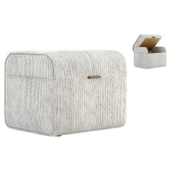 Zeitgenössischer kleiner Hocker mit offenen Türen und System