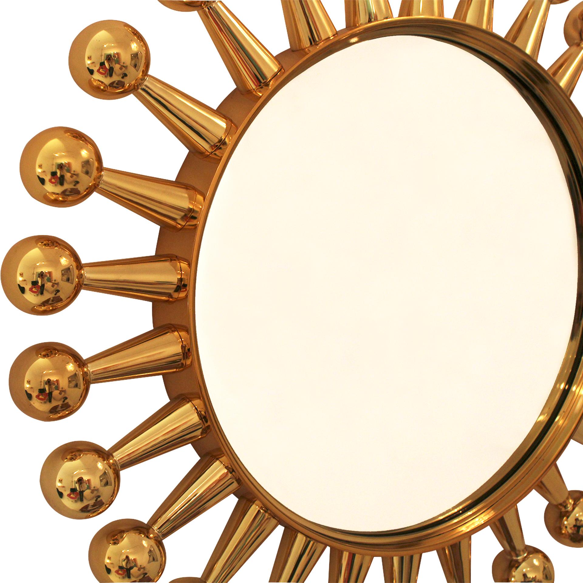 Centroamericano Specchio a forma di Jack piccolo e rotondo in ottone di Jonathan Adler in stile Contemporary in vendita