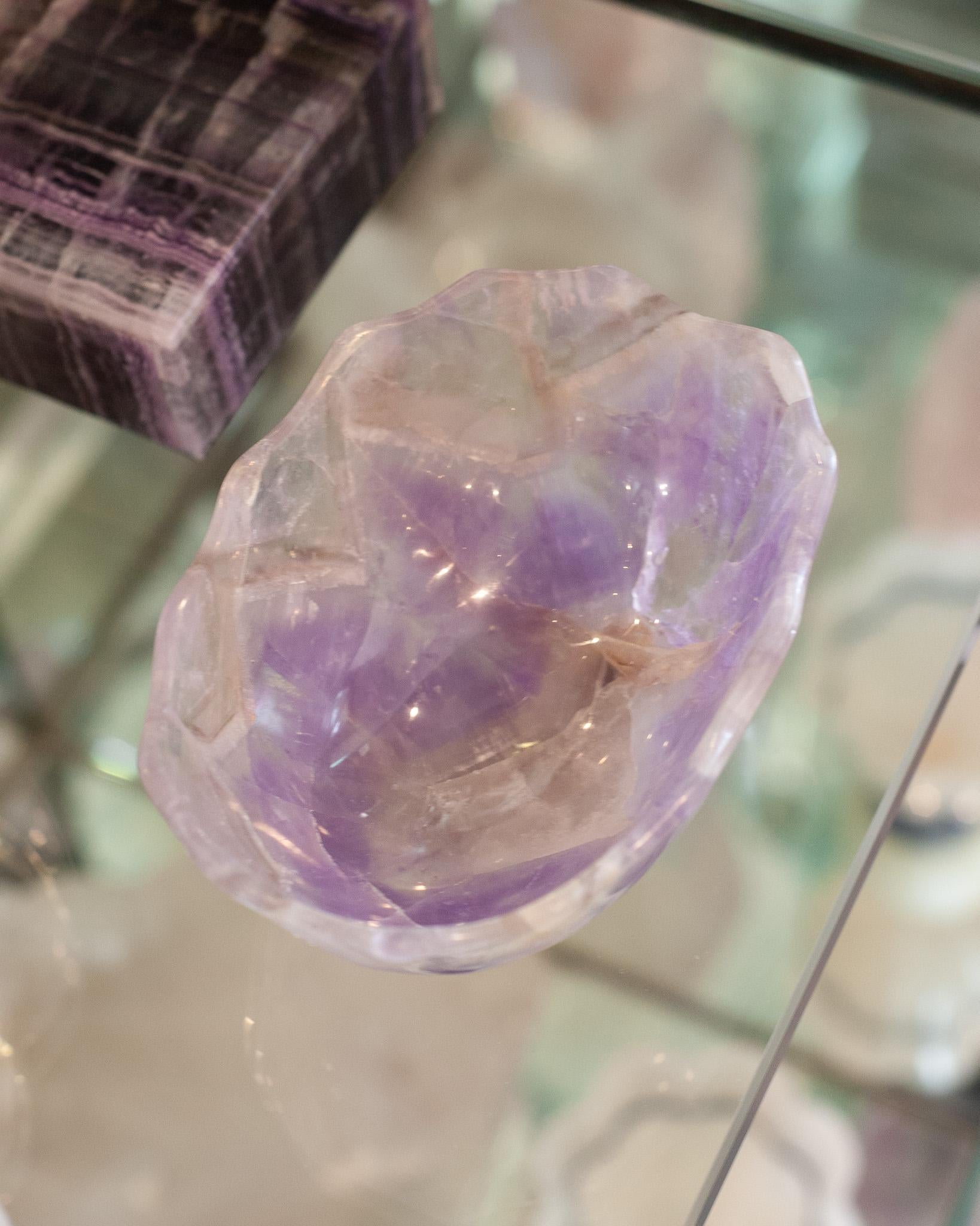 Cuenco Contemporáneo Pequeño Festoneado de Cristal Amatista con Pie Francés en venta