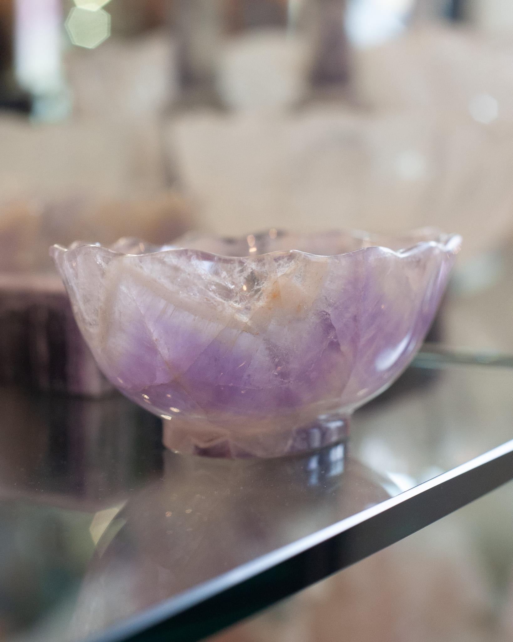 Cuenco Contemporáneo Pequeño Festoneado de Cristal Amatista con Pie en Nuevo estado para la venta en Toronto, ON