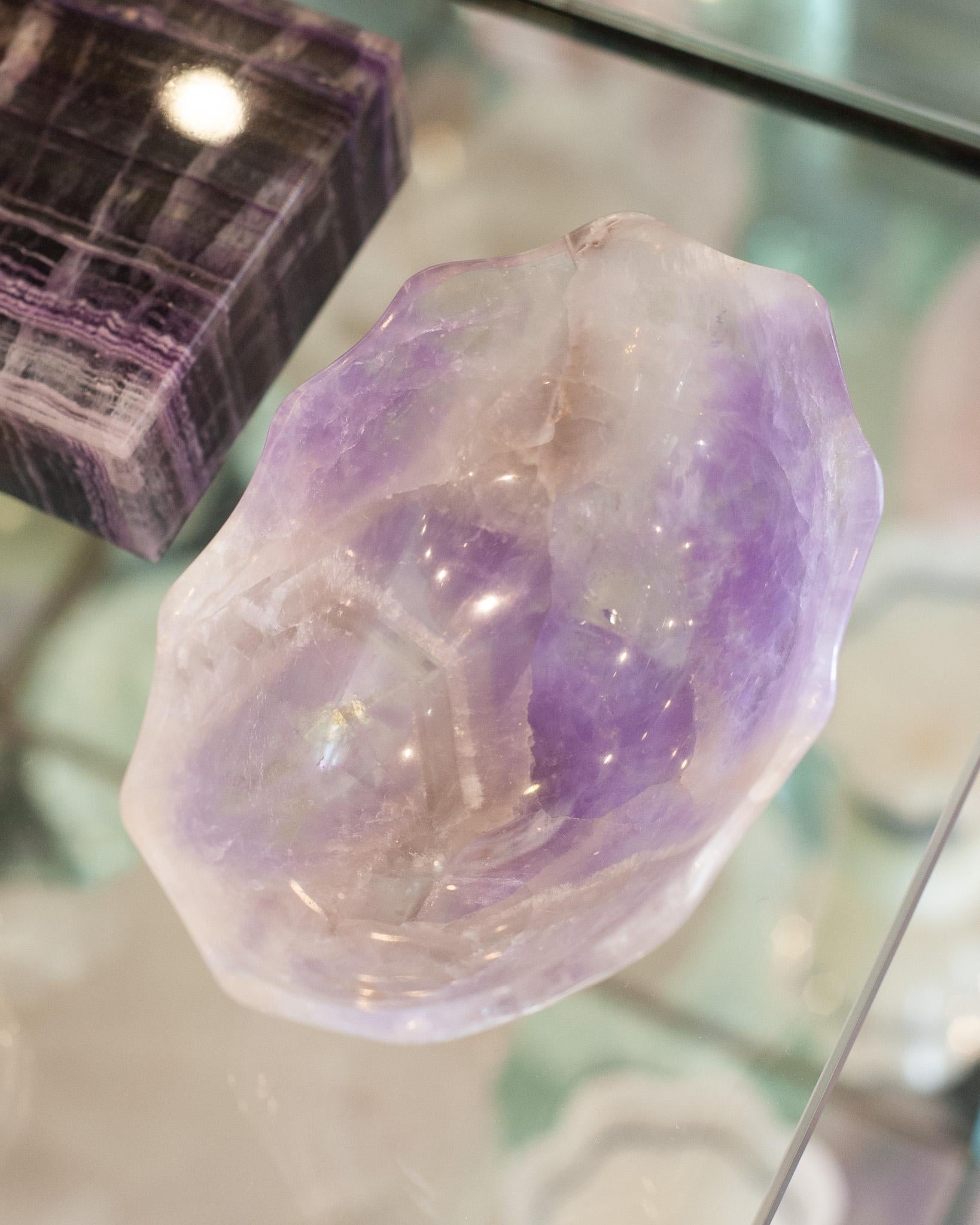 Ciotola contemporanea in cristallo ametista smerlato di piccole dimensioni con piede In condizioni Nuovo in vendita a Toronto, ON