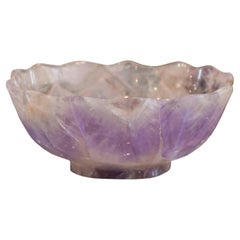 Petite coupe festonnée contemporaine en cristal d'améthyste avec pied