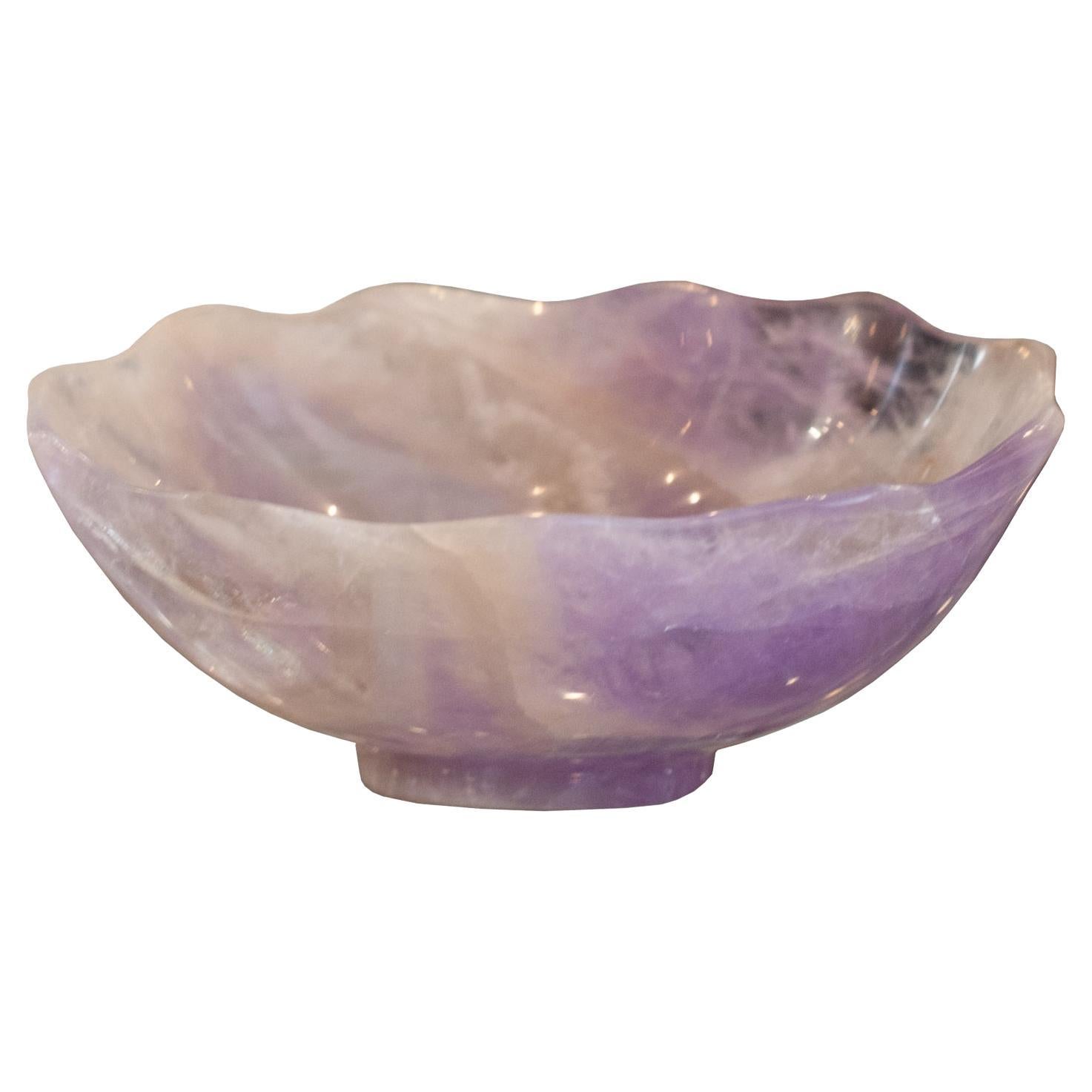 Petite coupe festonnée contemporaine en cristal d'améthyste avec pied