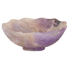 Petite coupe festonnée contemporaine en cristal d'améthyste avec pied