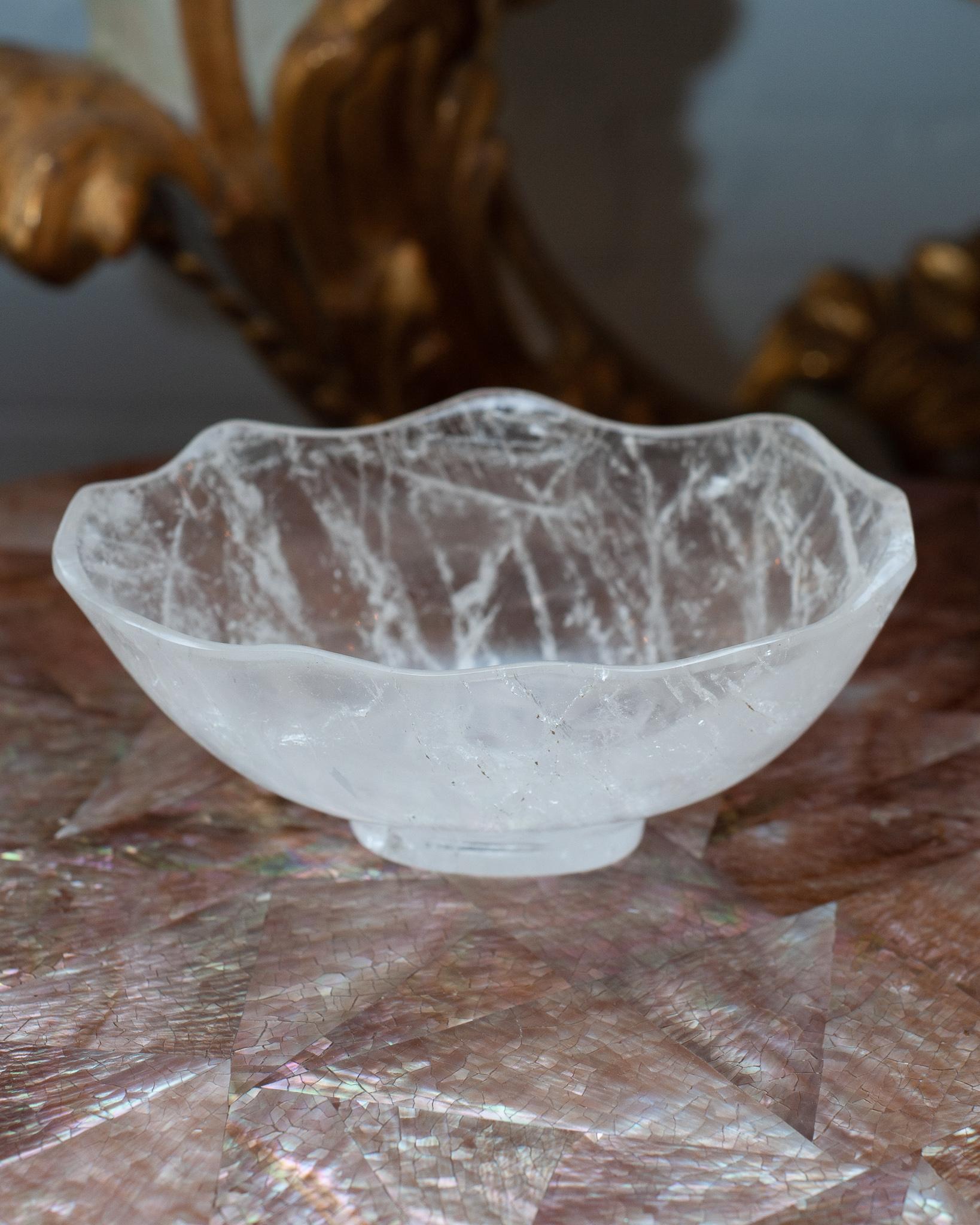 Apportez l'énergie curative du cristal de roche dans votre maison avec ce magnifique bol sculpté. Ce bol délicatement sculpté avec un bord festonné peut être rempli de bonbons ou rester sculptural en tant que récipient vide et placé dans n'importe