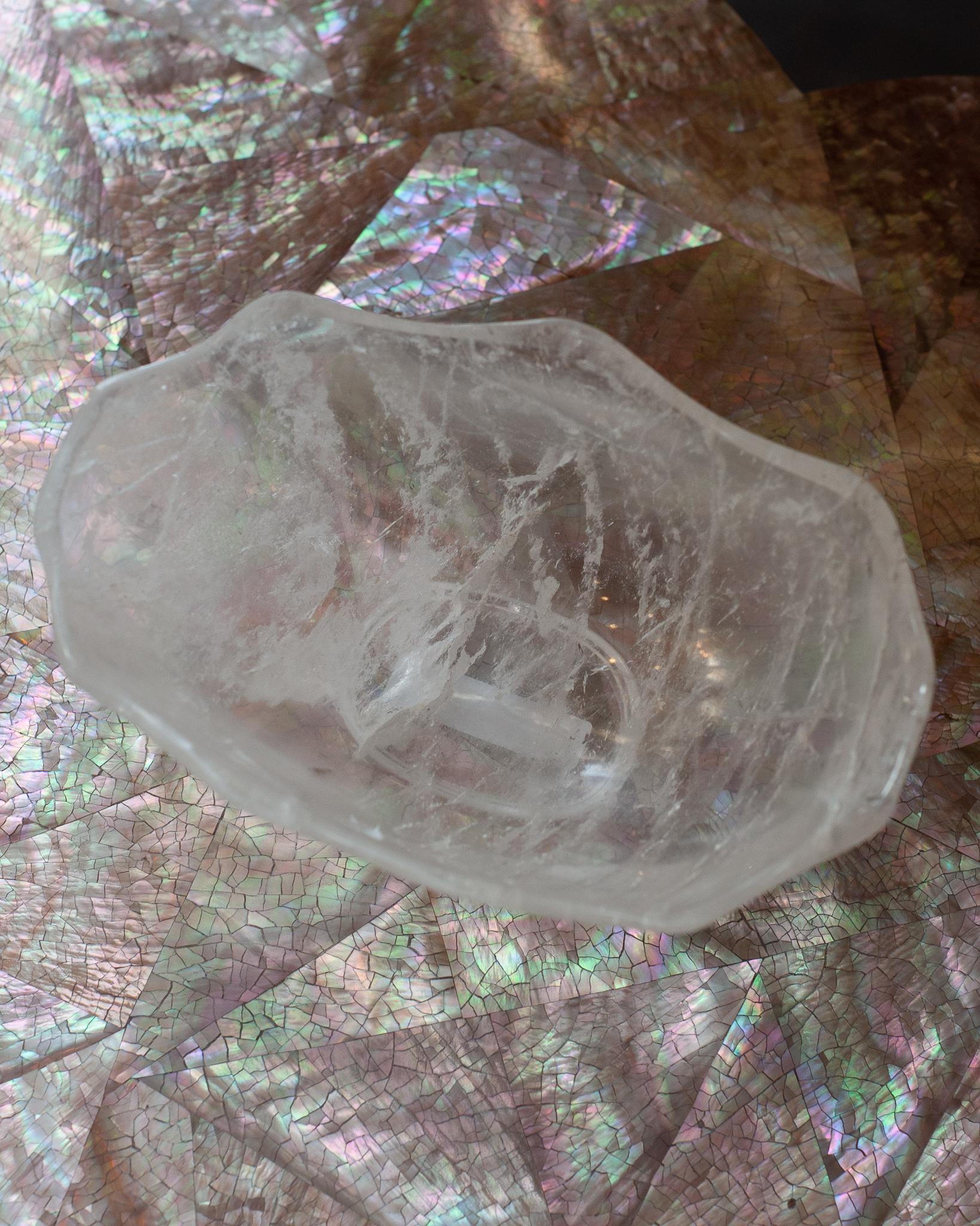 Petite coupe festonnée contemporaine en cristal de roche avec pied Neuf - En vente à Toronto, ON