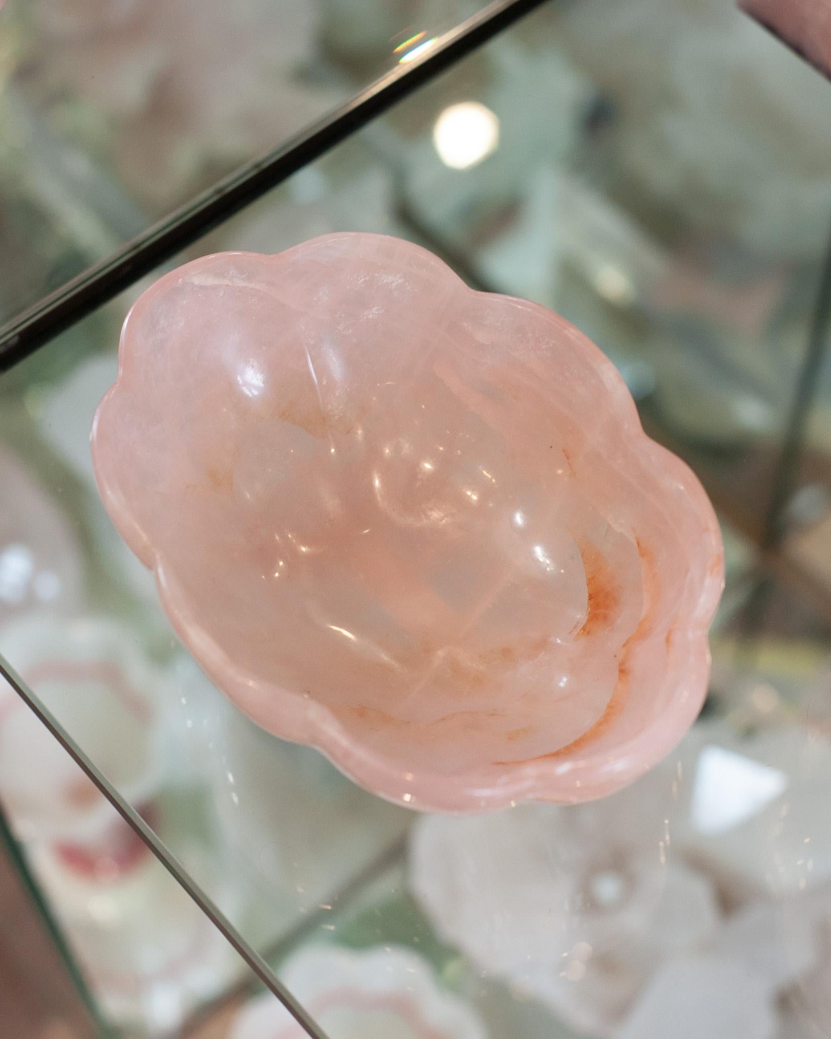 Apportez l'énergie curative du quartz rose dans votre maison avec ce magnifique bol sculpté. Ce bol délicatement sculpté avec un bord festonné peut être rempli de bonbons ou rester sculptural en tant que récipient vide et placé dans n'importe quel