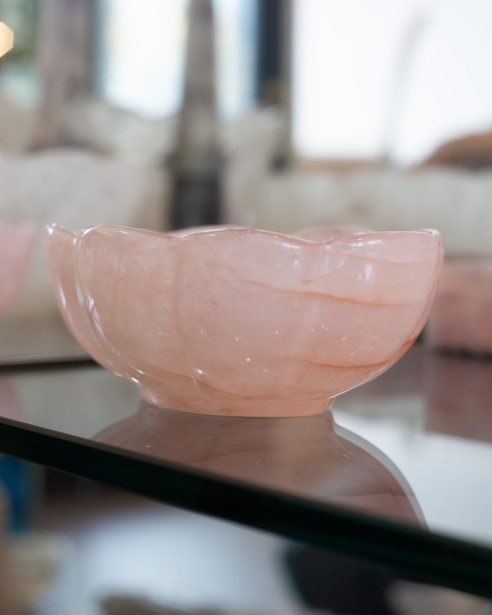 Français Petite coupe festonnée contemporaine en cristal de quartz rose avec pied en vente