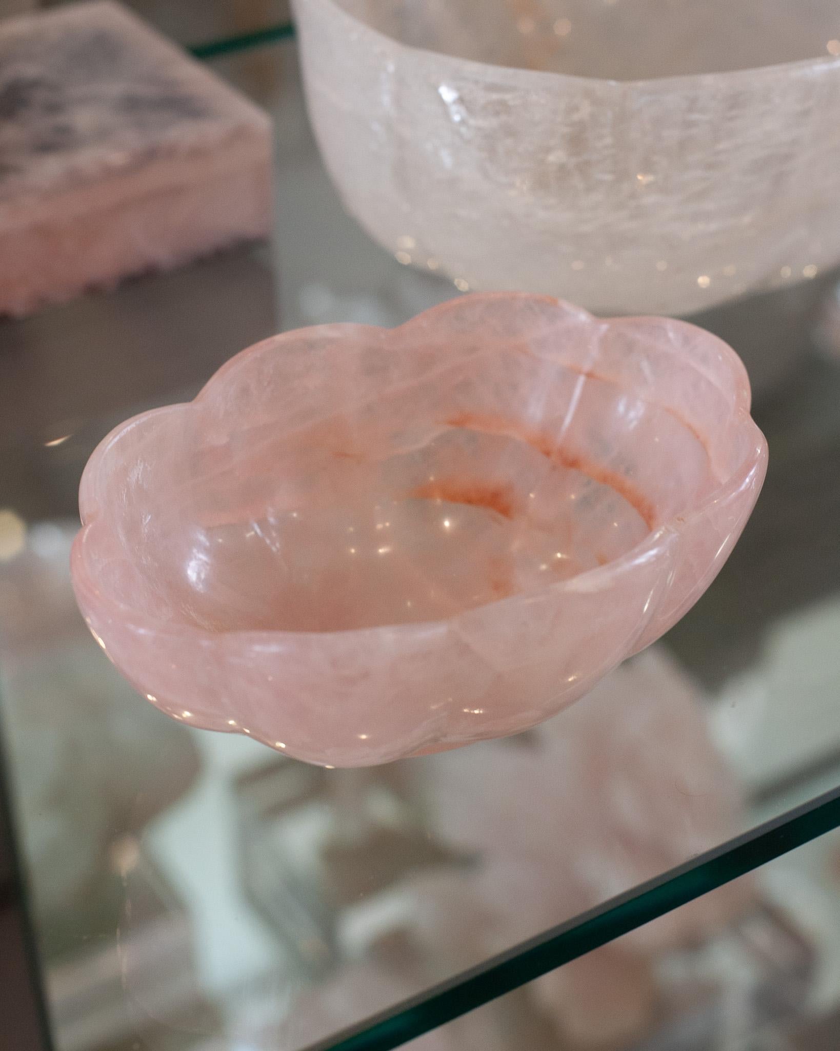 Petite coupe festonnée contemporaine en cristal de quartz rose avec pied Neuf - En vente à Toronto, ON