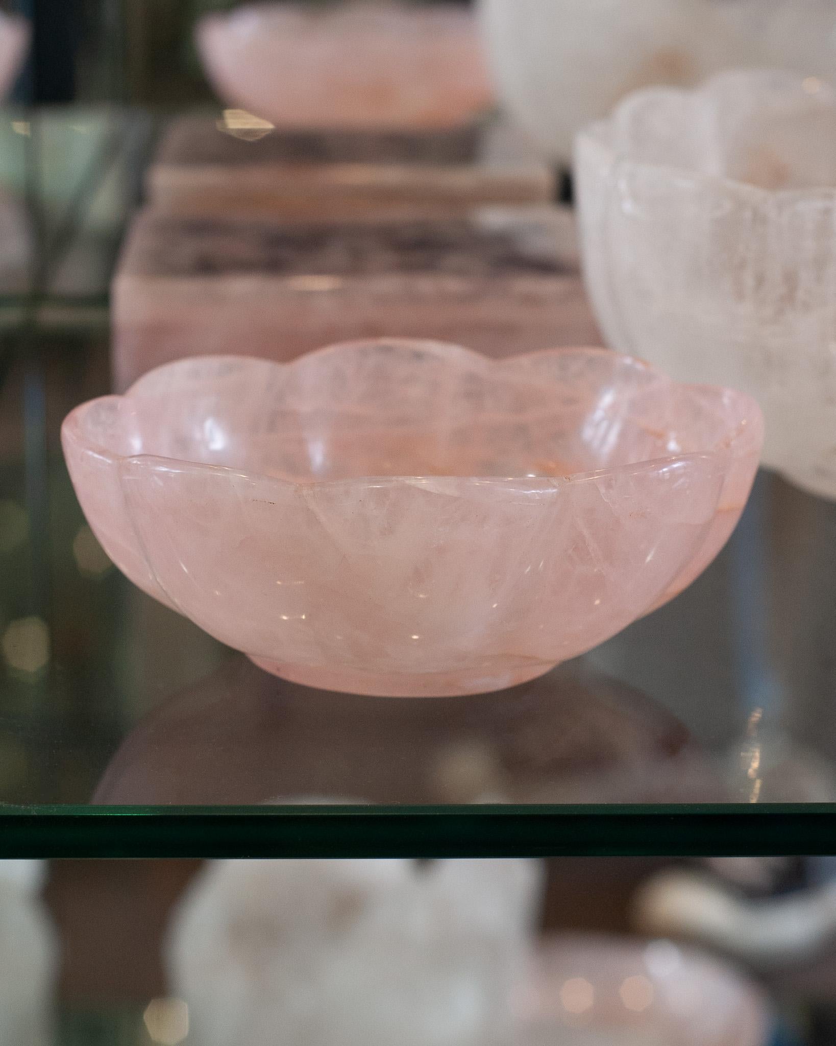 XXIe siècle et contemporain Petite coupe festonnée contemporaine en cristal de quartz rose avec pied en vente