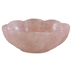 Petite coupe festonnée contemporaine en cristal de quartz rose avec pied