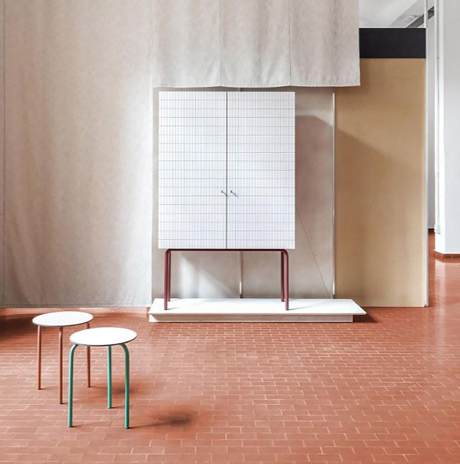 Zeitgenössischer kleiner Tisch Karo-Oberflächentextur bedruckt:: Bauhaus-inspiriert (Gemalt) im Angebot