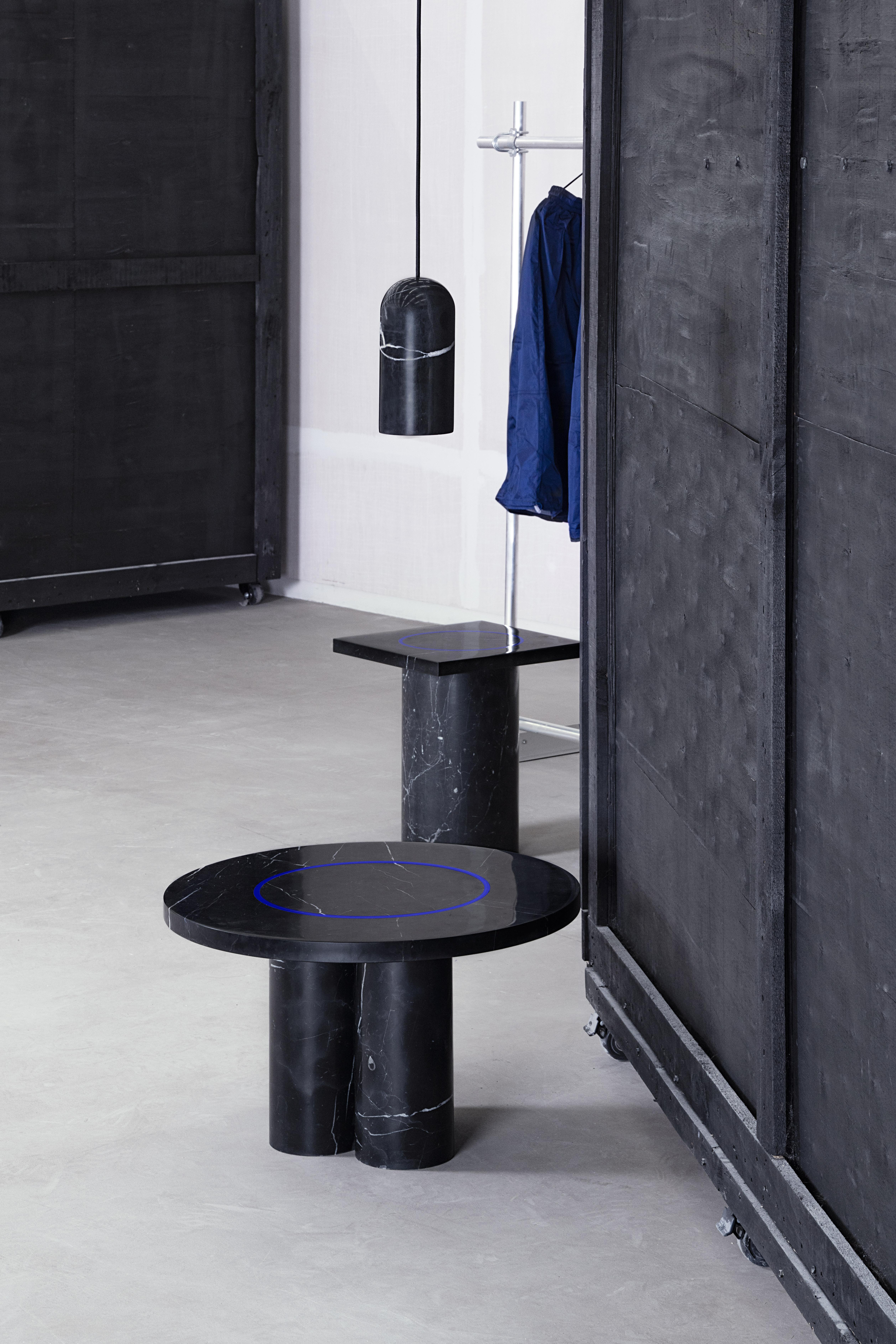 Organique Petite table contemporaine 'DISLOCATION' en marbre noir de Buzao 'Round' en vente