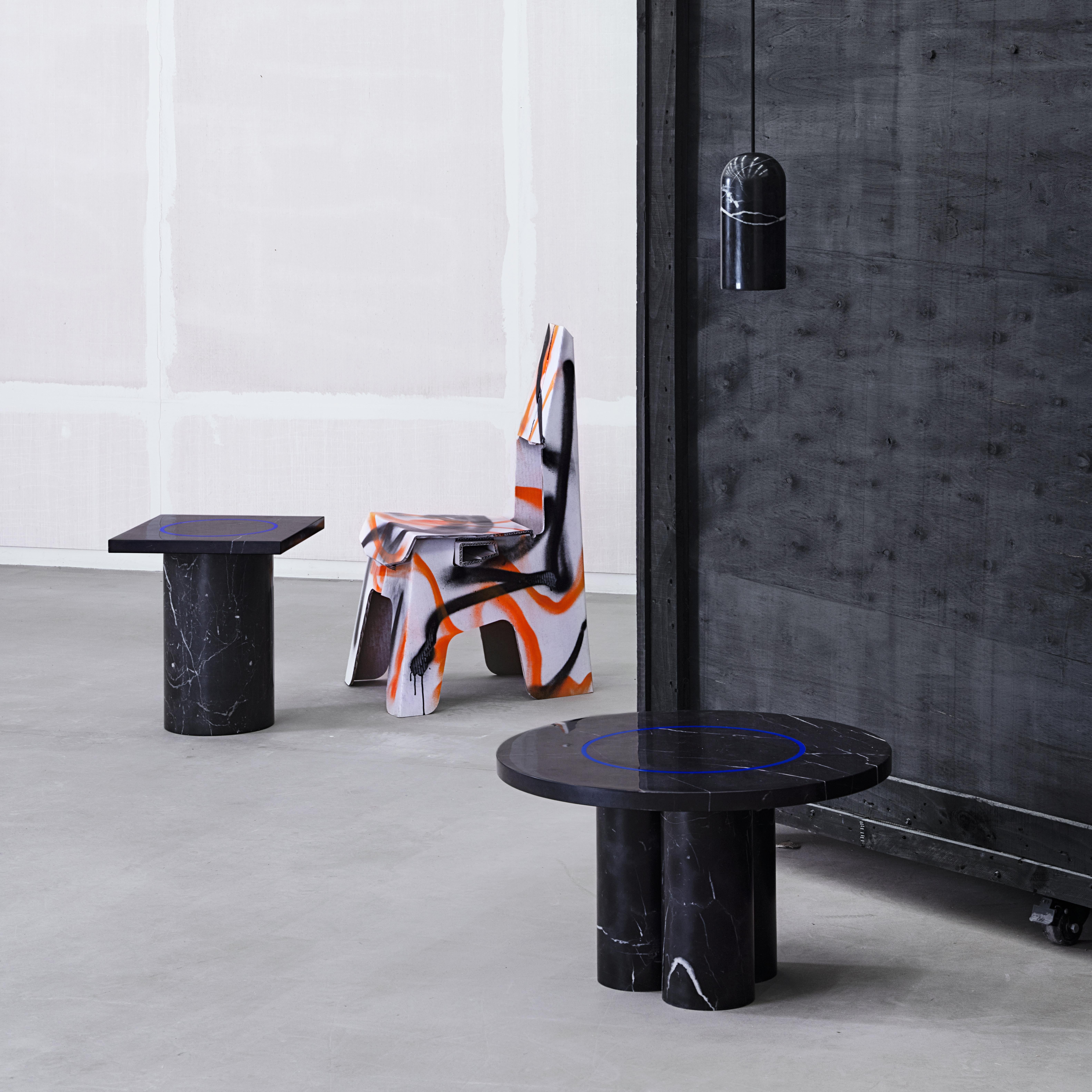Chinois Petite table contemporaine 'DISLOCATION' en marbre noir de Buzao 'Round' en vente