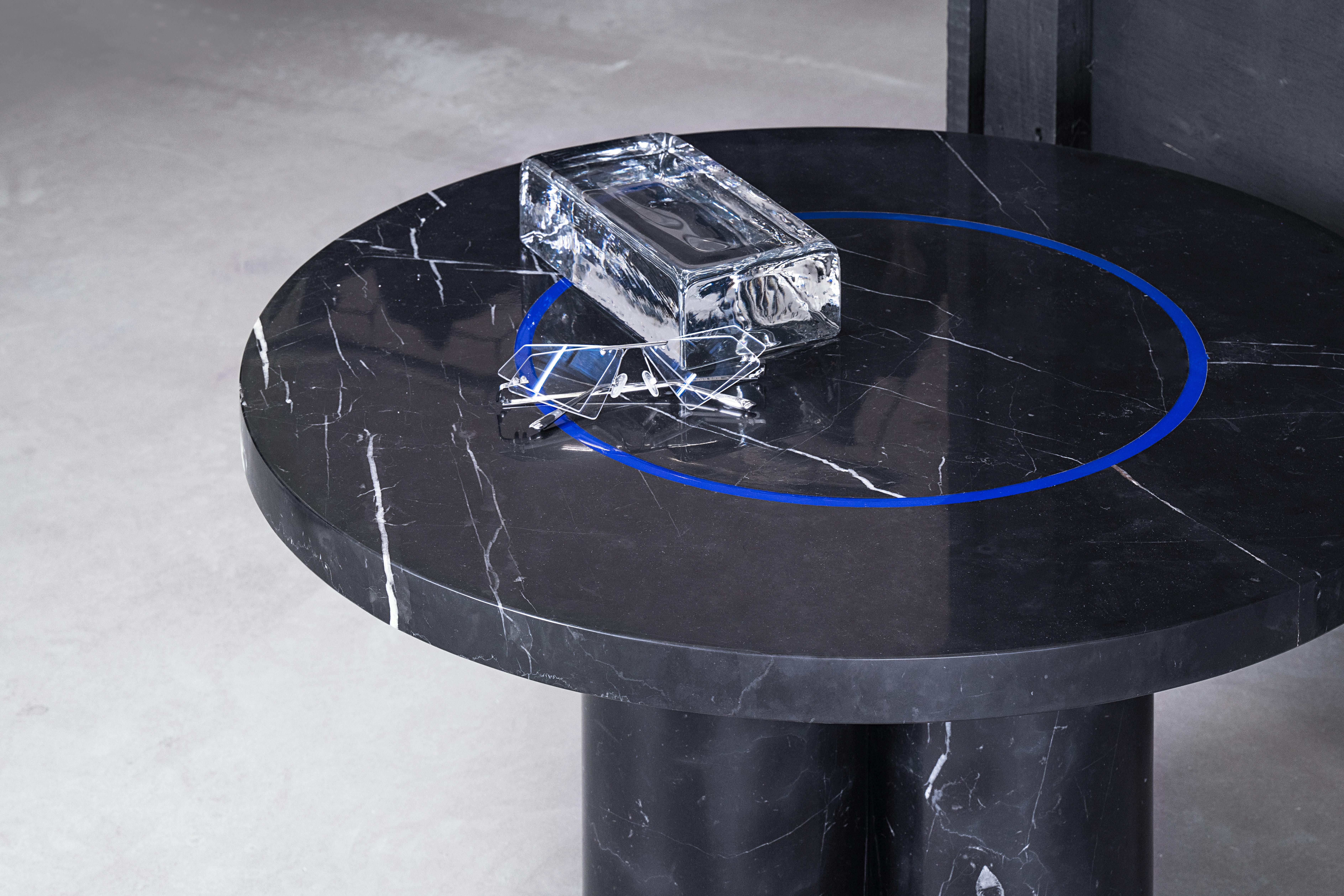 Petite table contemporaine 'DISLOCATION' en marbre noir de Buzao 'Round' en vente 1