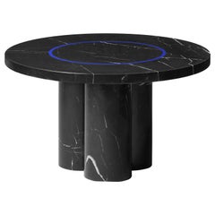 Petite table contemporaine 'DISLOCATION' en marbre noir de Buzao 'Round'