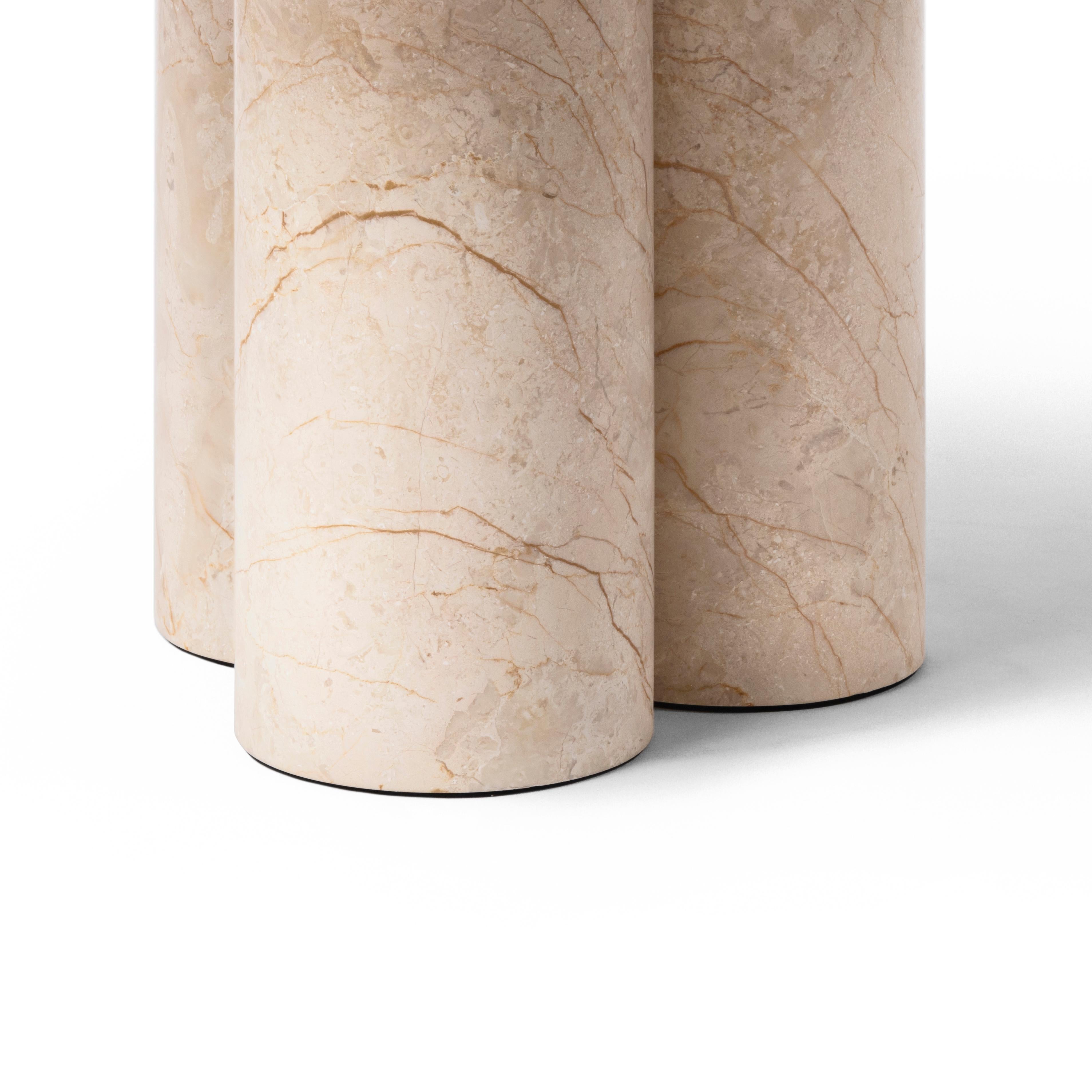 XXIe siècle et contemporain Petite table contemporaine 'Dislocation' en marbre doré de Buzao 'Round' en vente