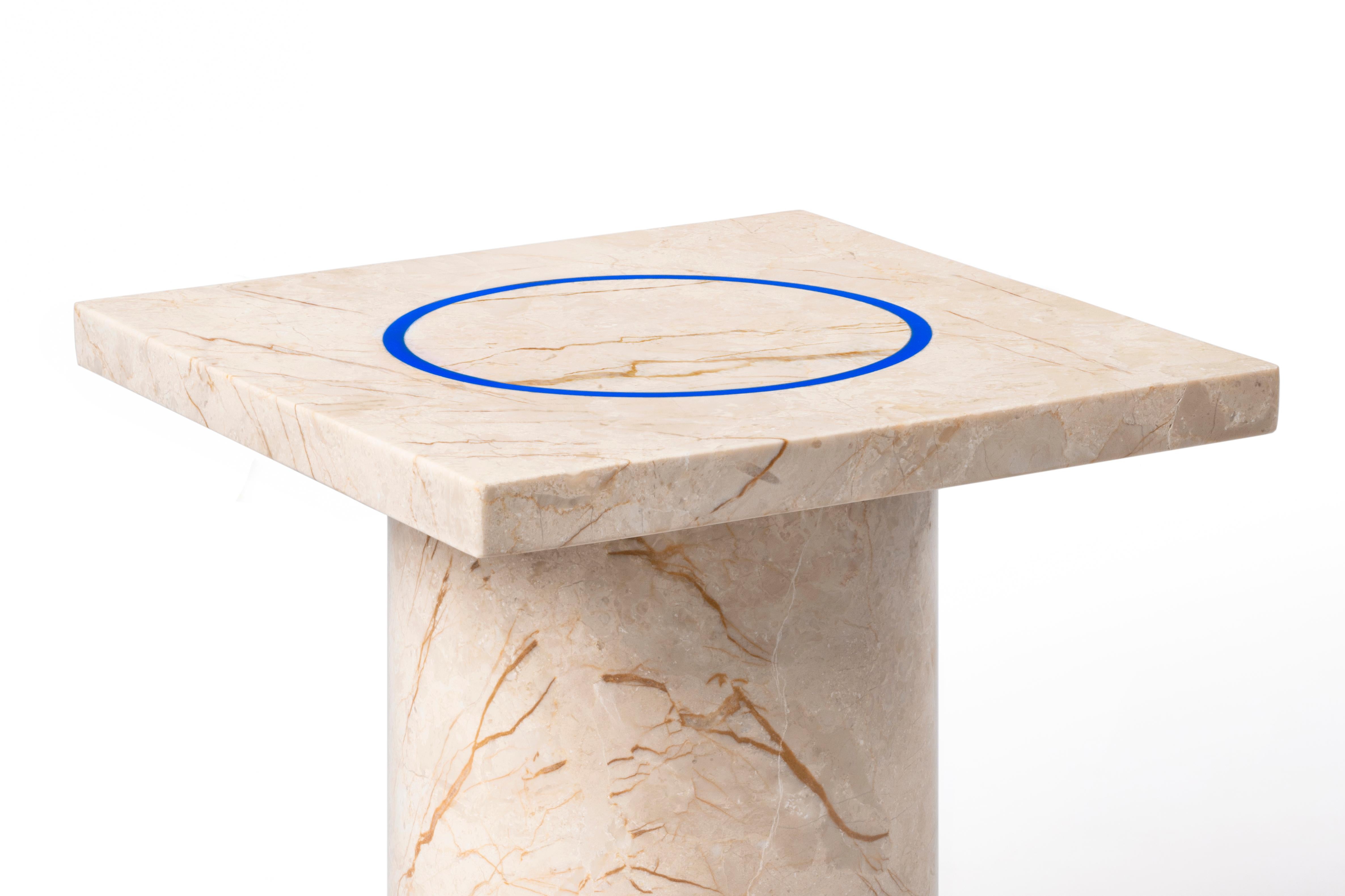 Marbre Petite table contemporaineDISLOCATION en marbre doré de Buzao 'Square' en vente