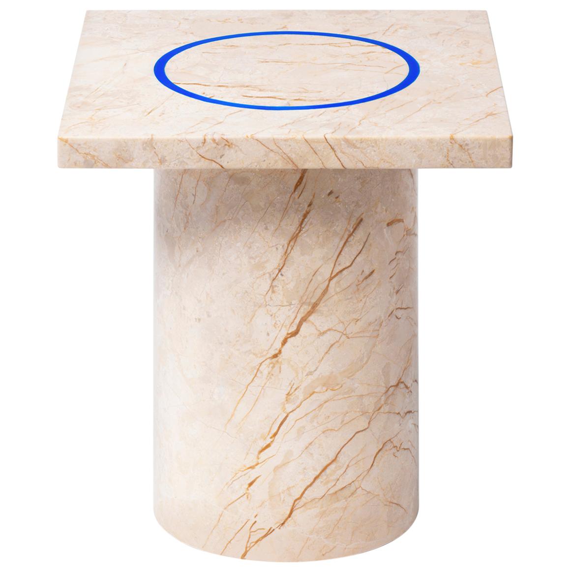 Zeitgenössischer kleiner Tisch „DISLOCATION“ aus goldenem Marmor von Buzao „Square“