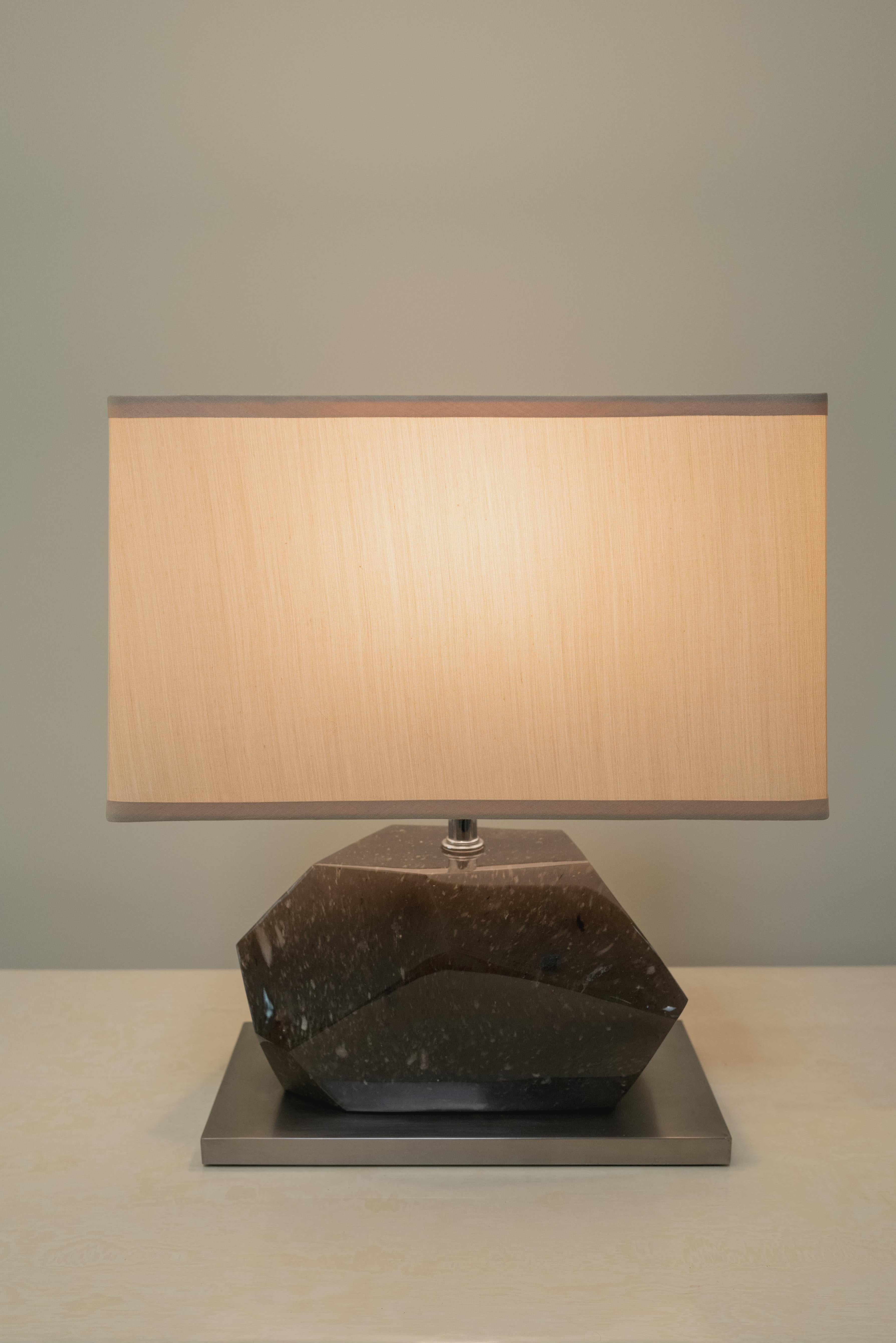 Lámpara contemporánea de facetas horizontales de cristal ahumado de Robert Kuo, edición limitada Tallado a mano en venta