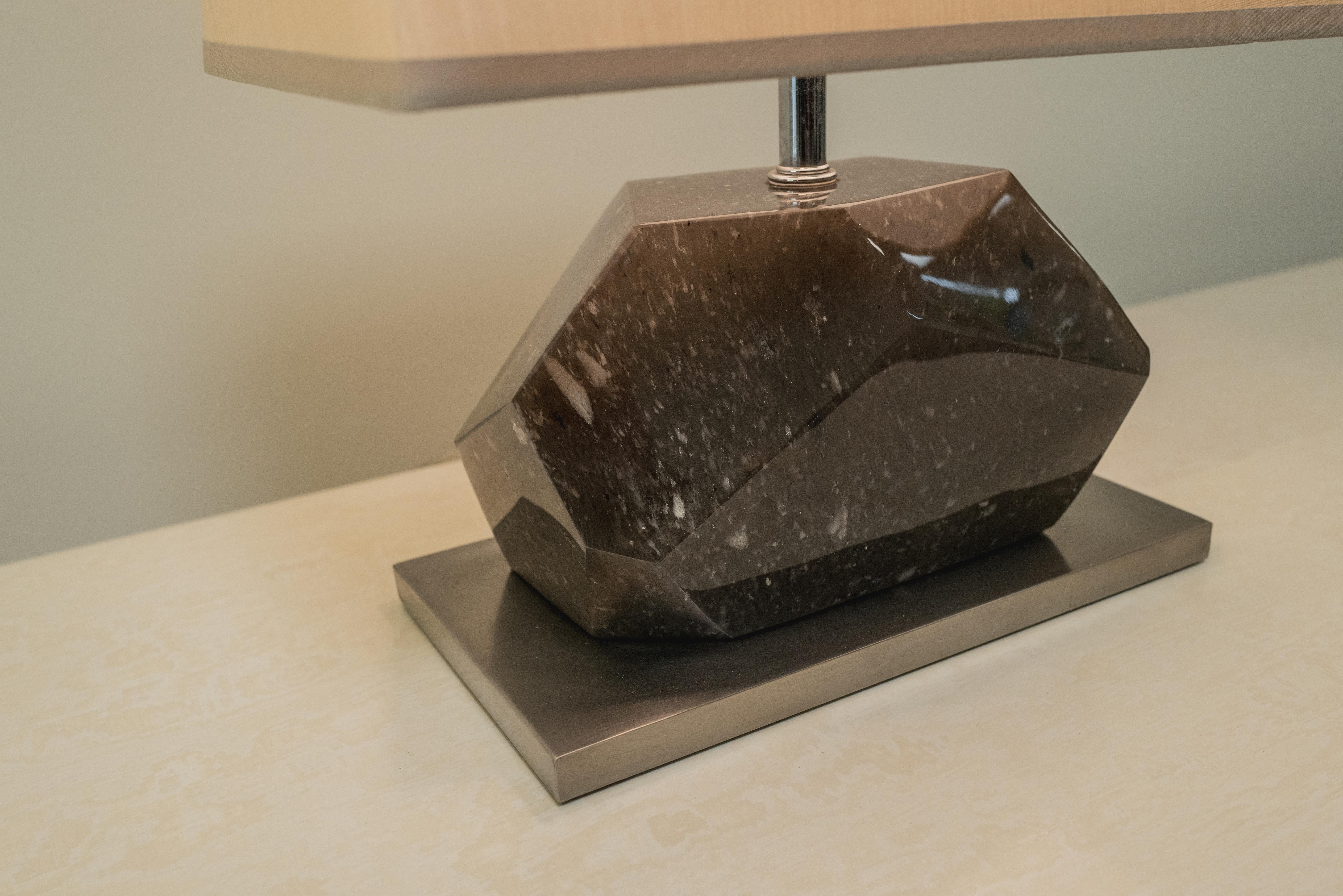 Lámpara contemporánea de facetas horizontales de cristal ahumado de Robert Kuo, edición limitada en Nuevo estado para la venta en Los Angeles, CA