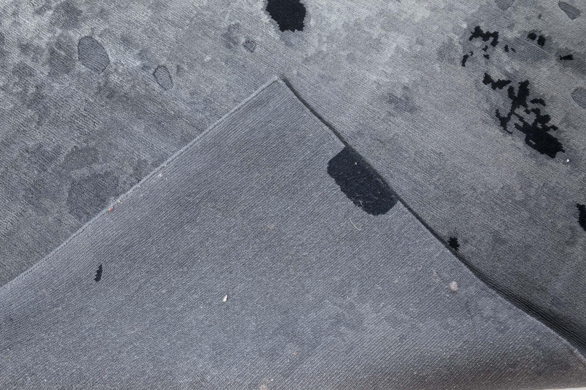 Alfombra contemporánea de leopardo ahumado en negro y gris by Doris Leslie Blau en venta 2