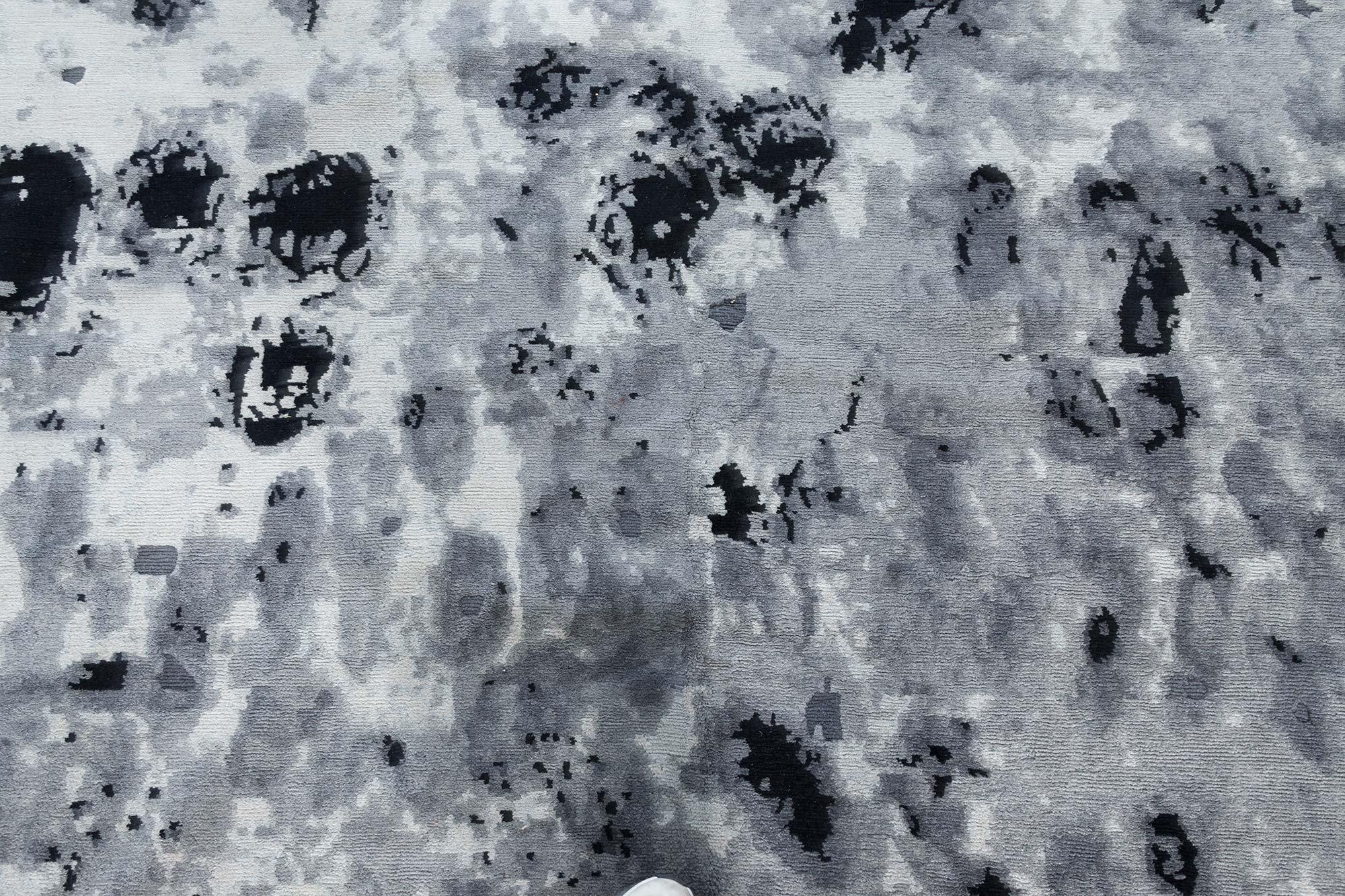 Alfombra contemporánea de leopardo ahumado en negro y gris by Doris Leslie Blau Moderno en venta