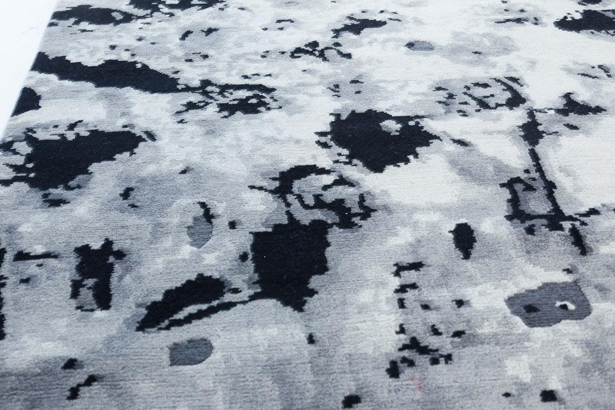 Zeitgenössischer rauchfarbener Leoparden-Teppich in Schwarz und Grau von Doris Leslie Blau (Indisch) im Angebot