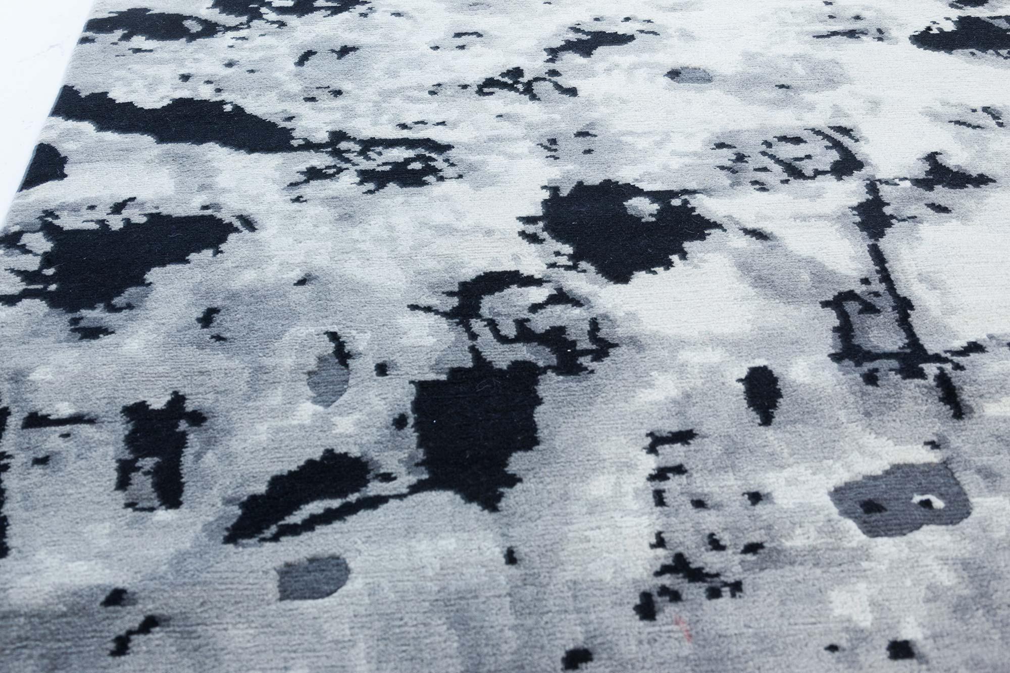 Alfombra contemporánea de leopardo ahumado en negro y gris by Doris Leslie Blau Indio en venta